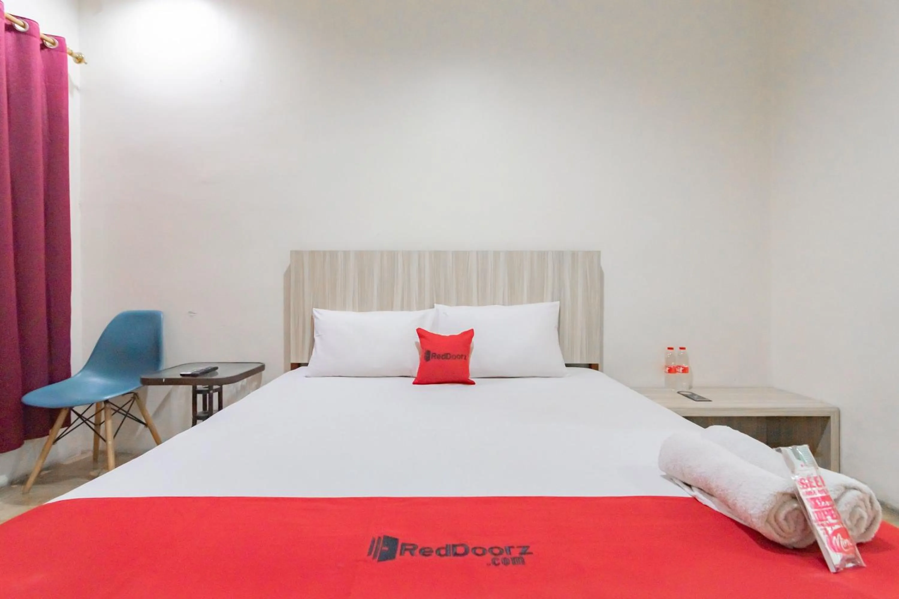 Bedroom, Bed in RedDoorz Syariah at Cigadung Raya Street