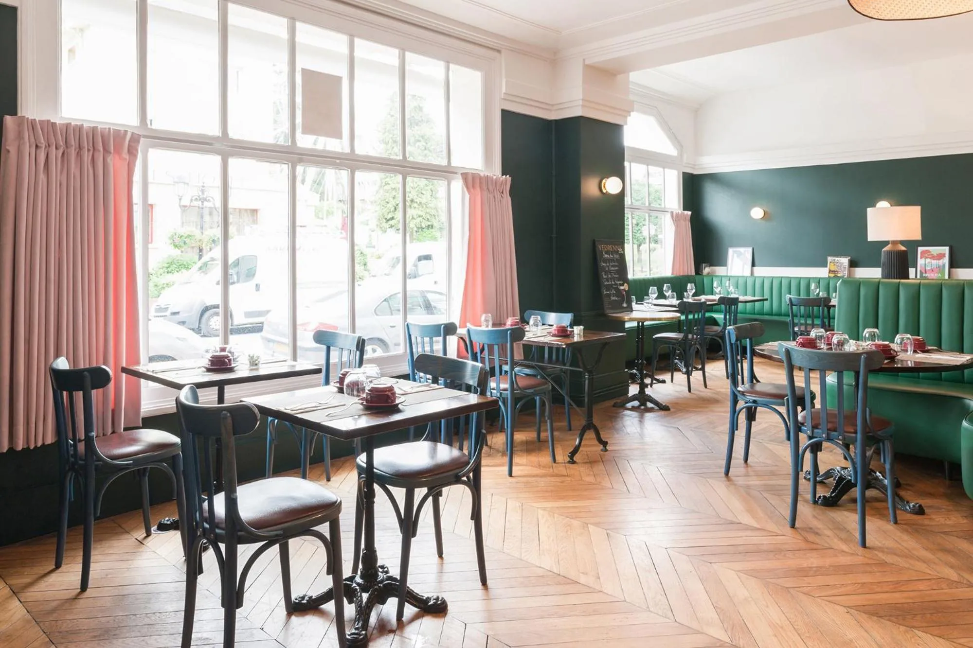 Lounge or bar in The Originals Boutique, Hôtel Ô Gayot, Bagnoles-de-l'Orne