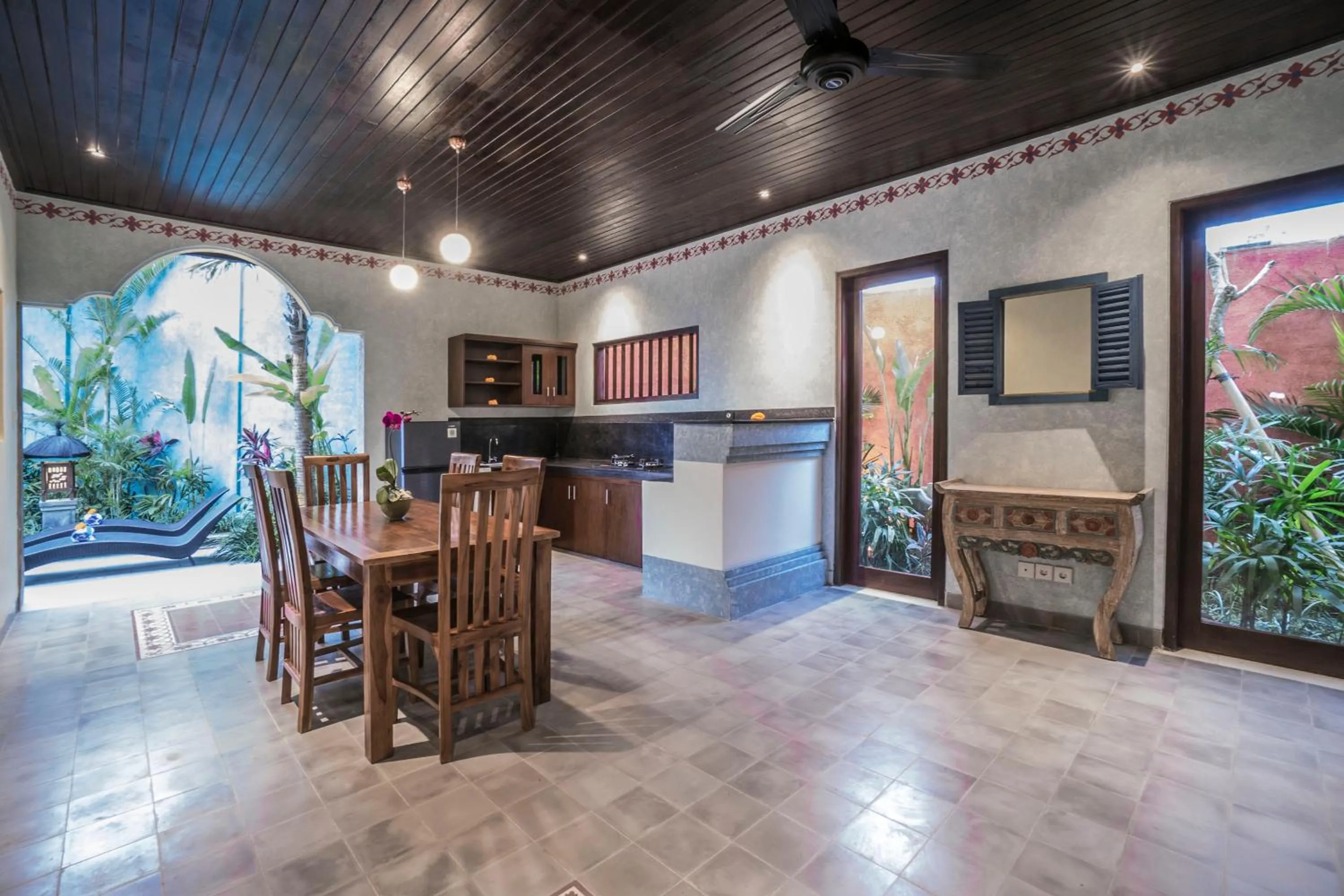 Dining area in Villa Tanah Carik by Mahaputra