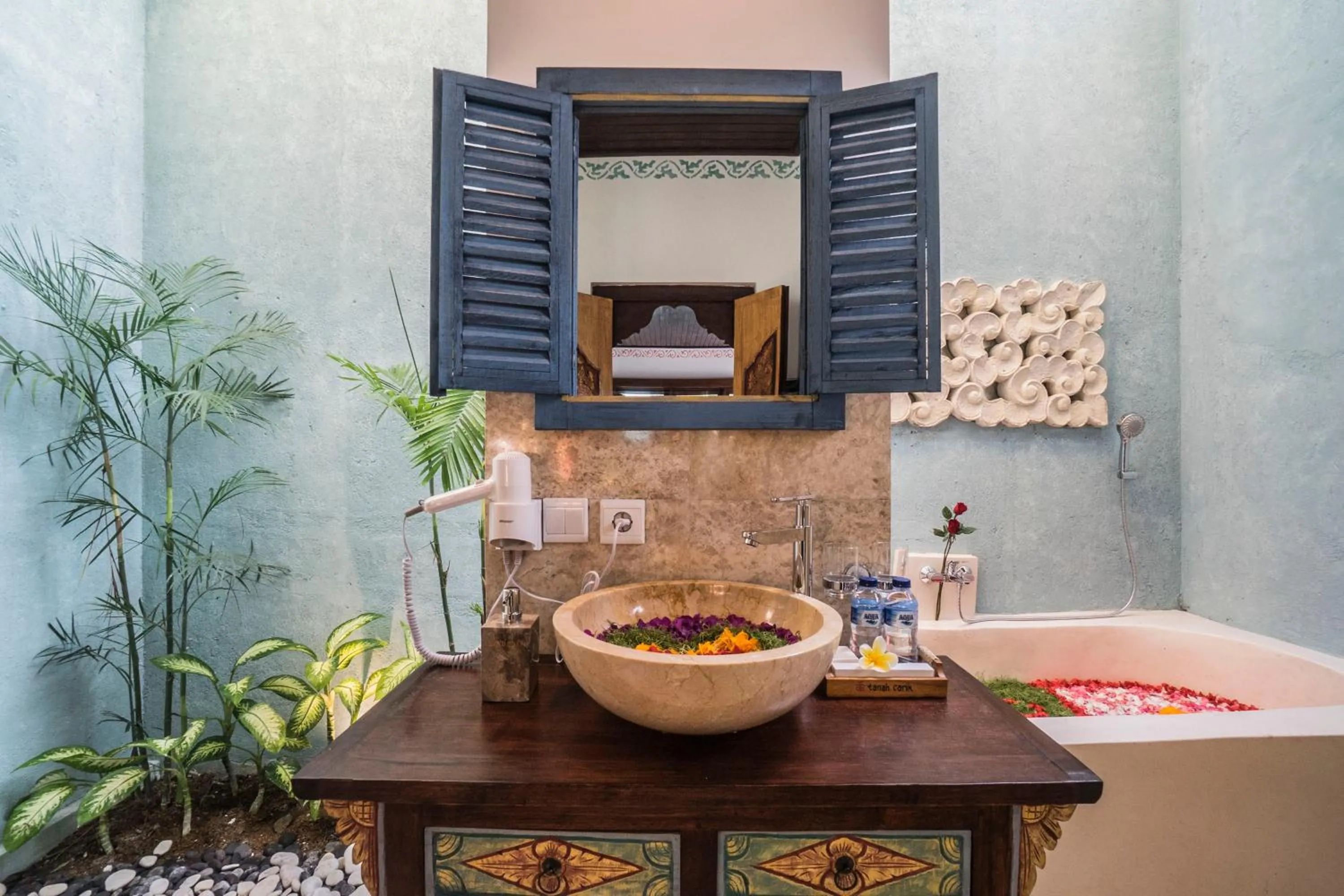 Bathroom in Villa Tanah Carik by Mahaputra