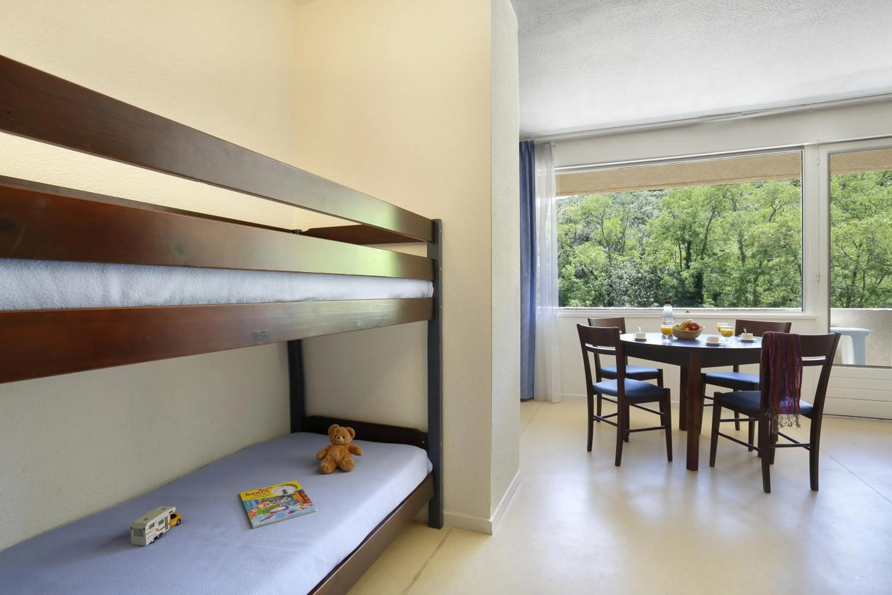 Dining area, Bed in Vacancéole - Le Domaine de Chames - Pont d'Arc