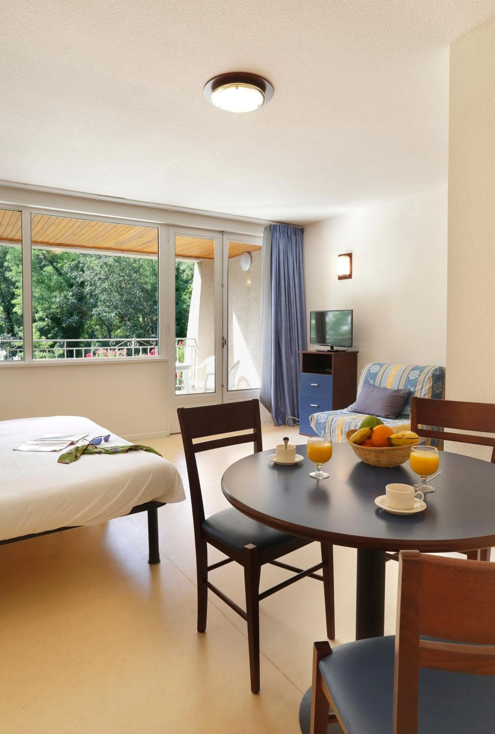 Dining area, Bed in Vacancéole - Le Domaine de Chames - Pont d'Arc