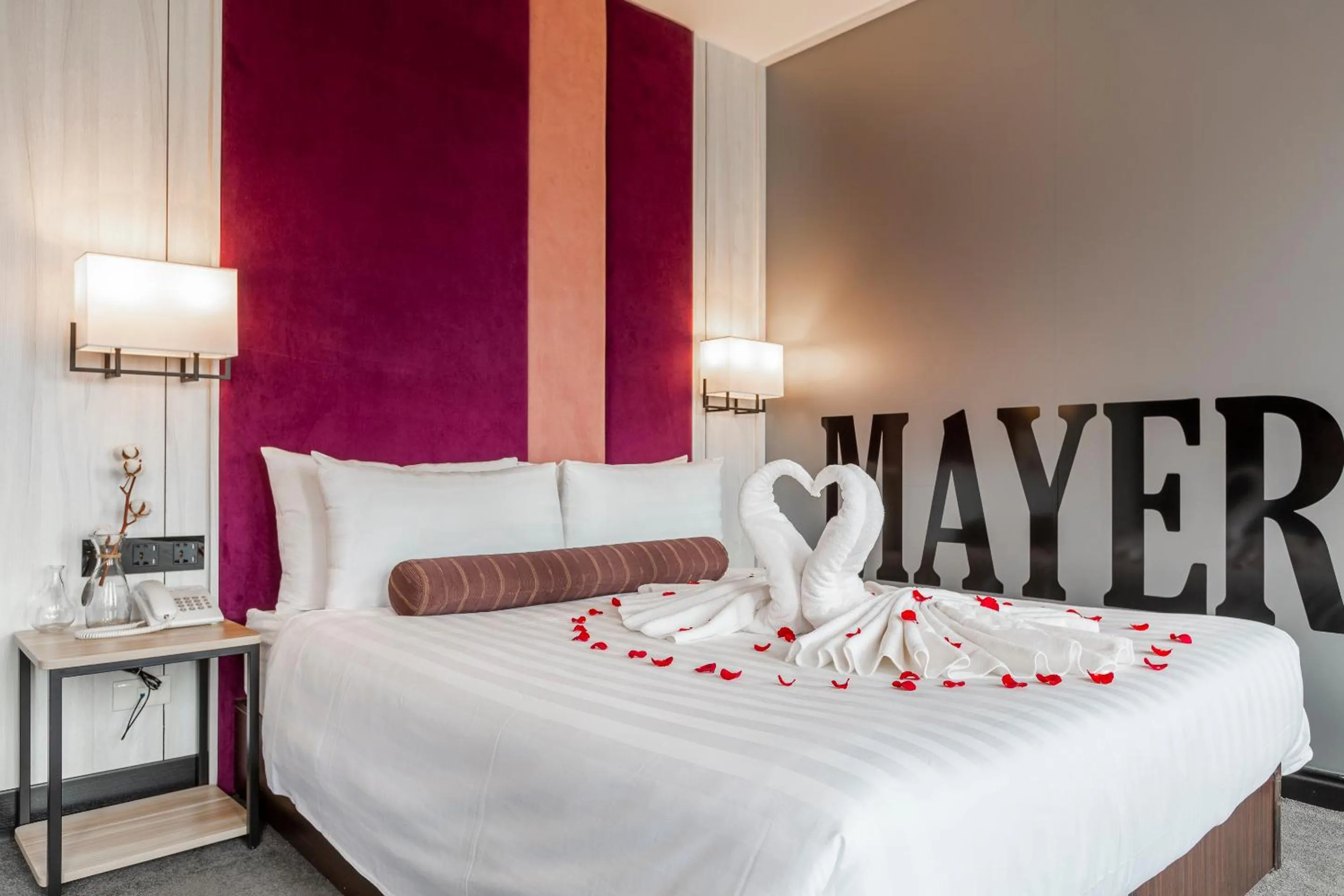 Photo of the whole room, Bed in Mayer Inn