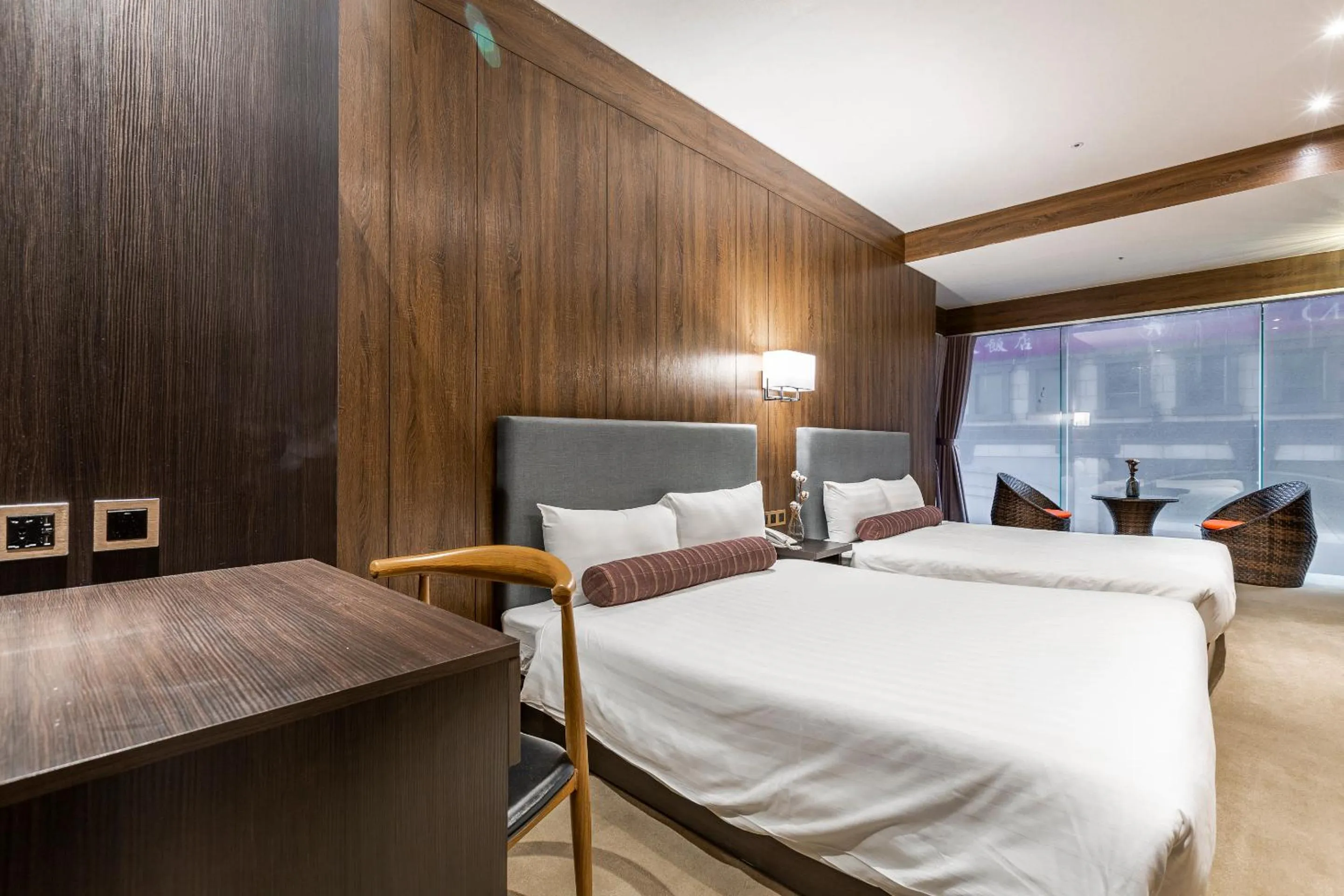 Photo of the whole room, Bed in Mayer Inn