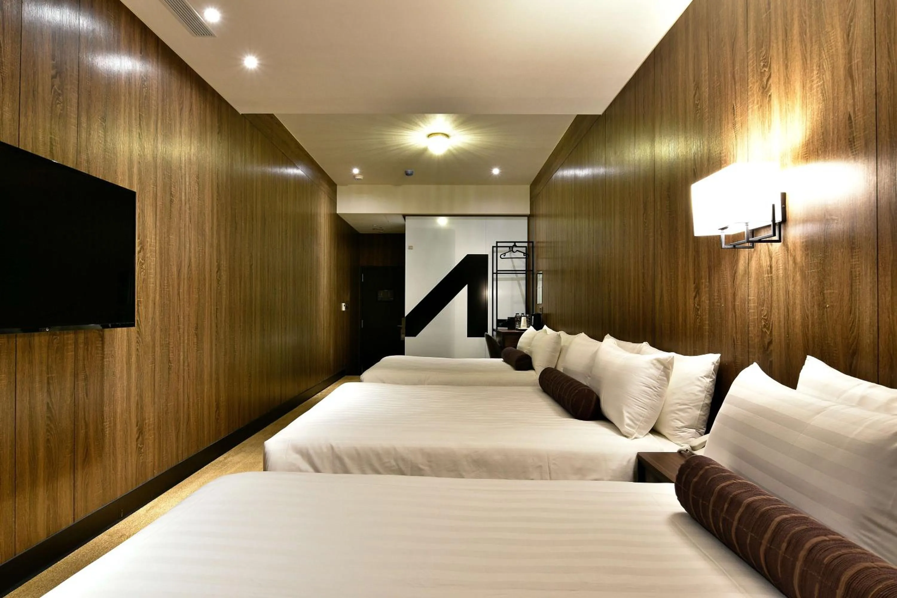 Photo of the whole room, Bed in Mayer Inn