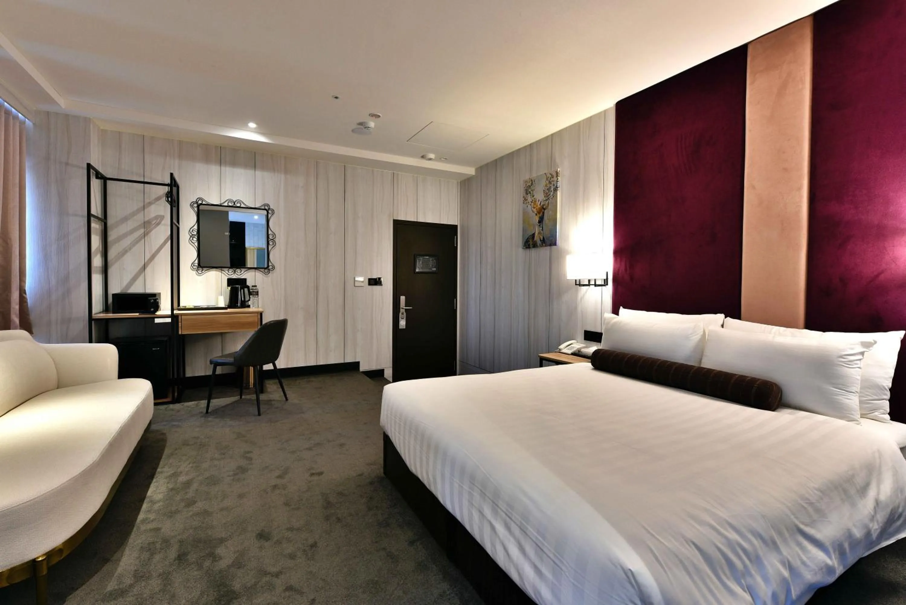 Photo of the whole room, Bed in Mayer Inn