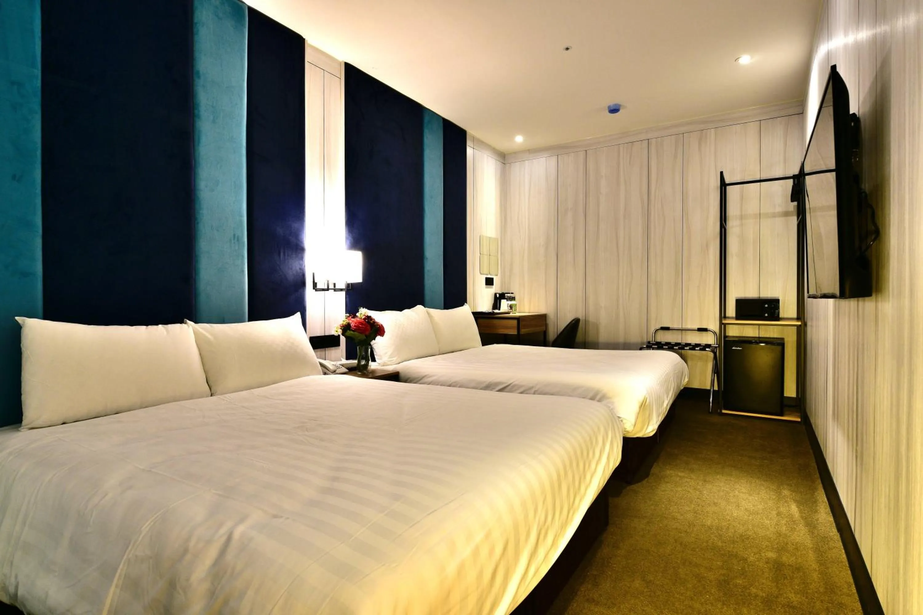 Photo of the whole room, Bed in Mayer Inn