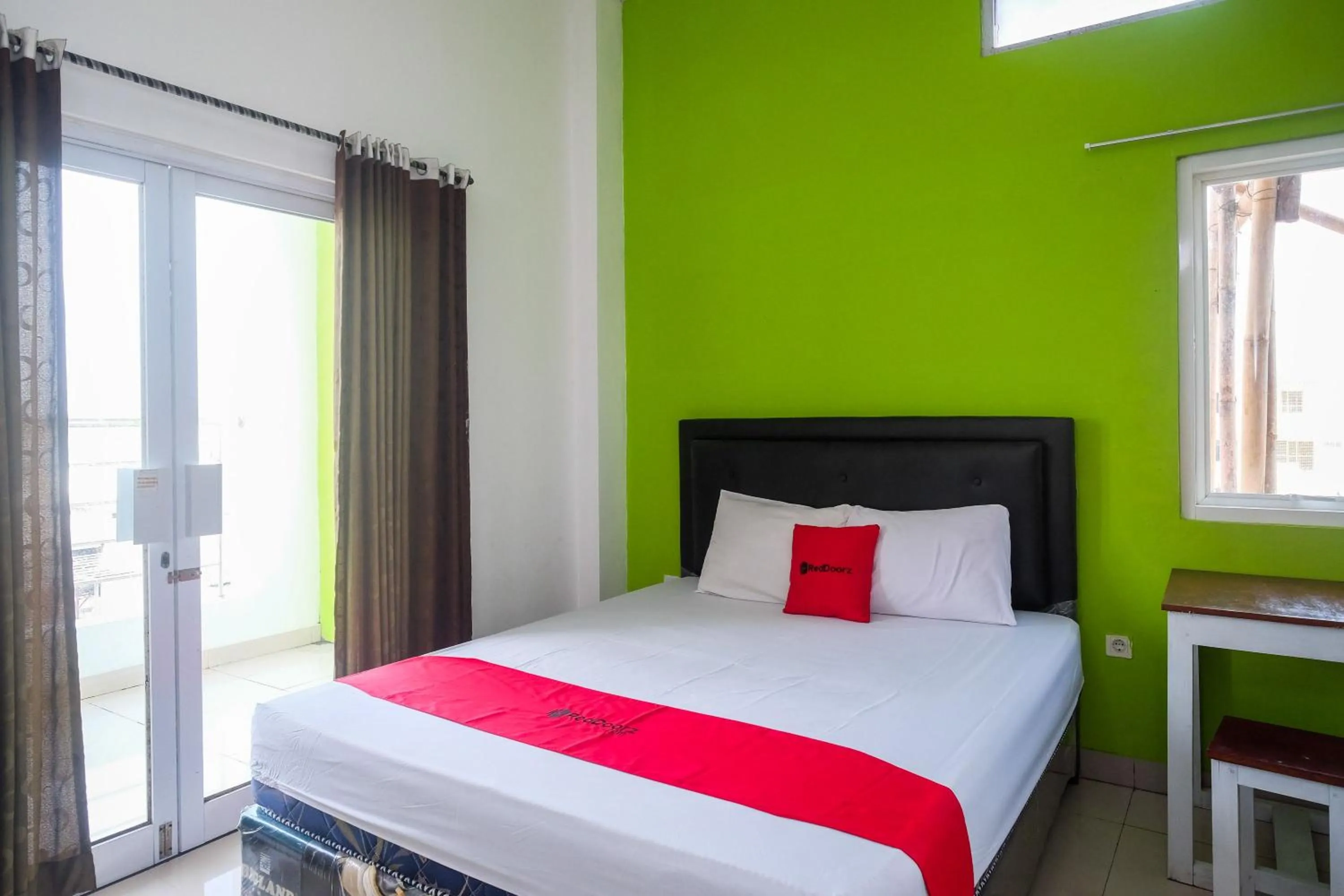Bedroom, Bed in RedDoorz near Pakuwon Mall Solo Baru