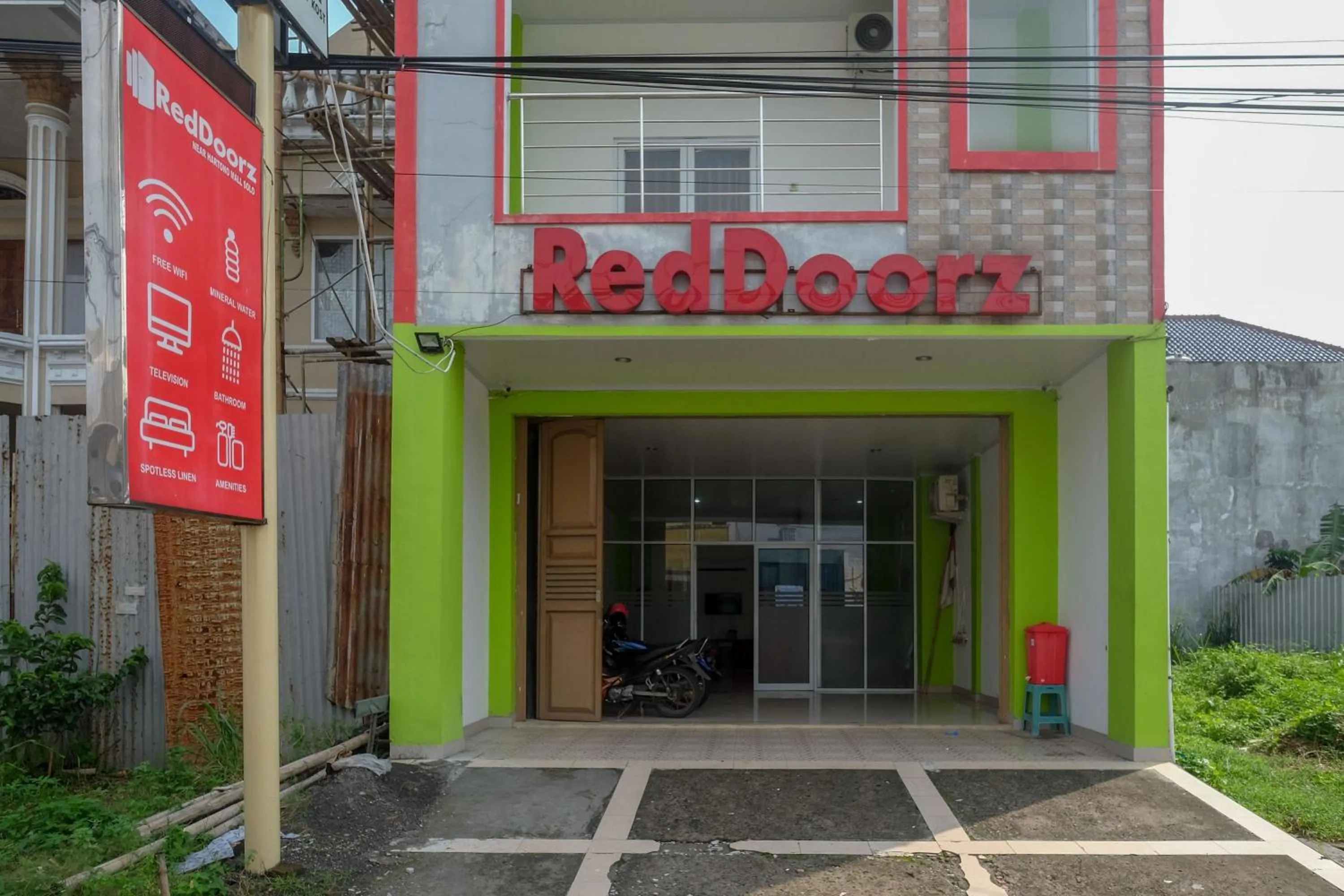 Property building in RedDoorz near Pakuwon Mall Solo Baru