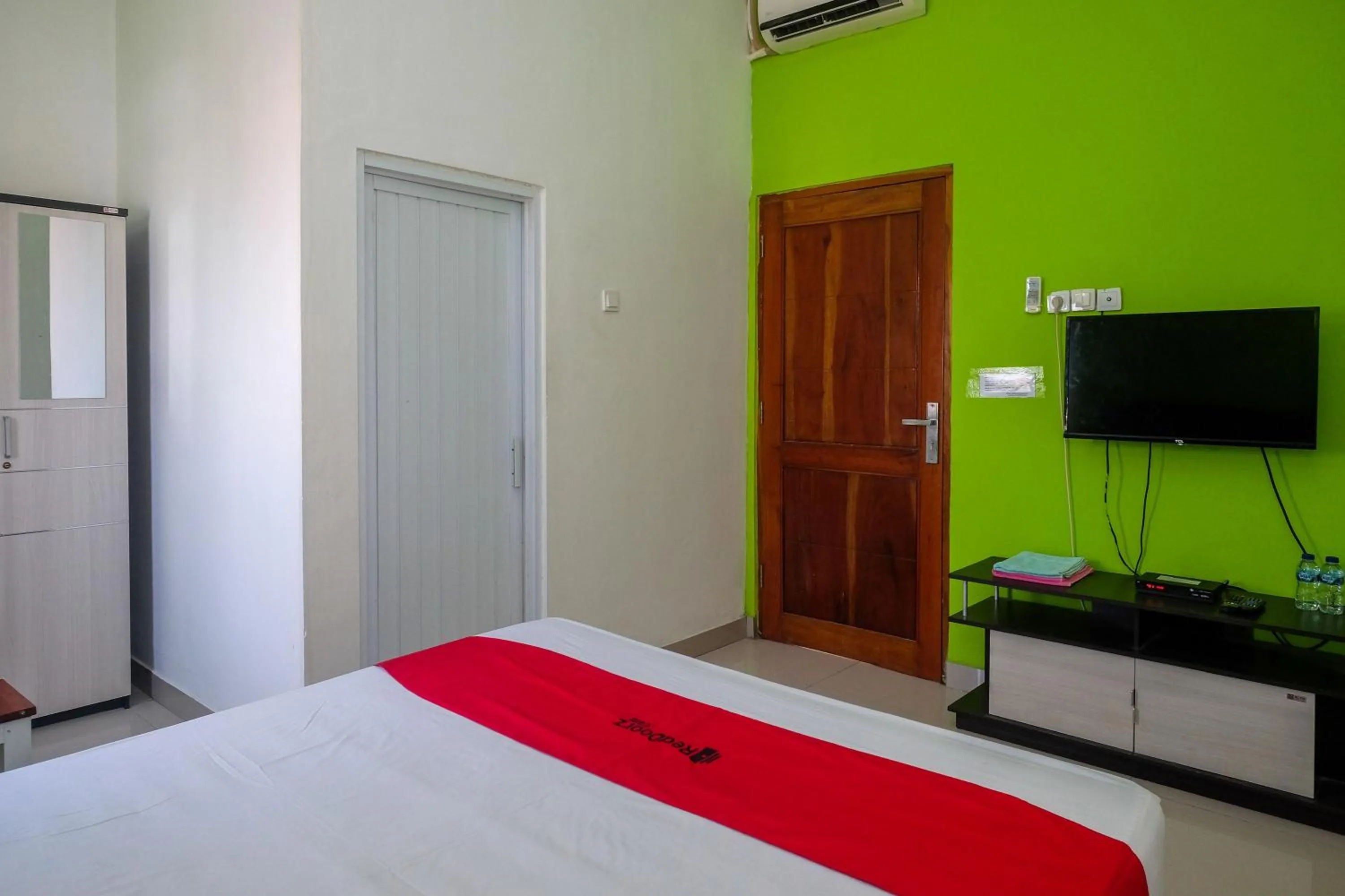 Bedroom, Bed in RedDoorz near Pakuwon Mall Solo Baru