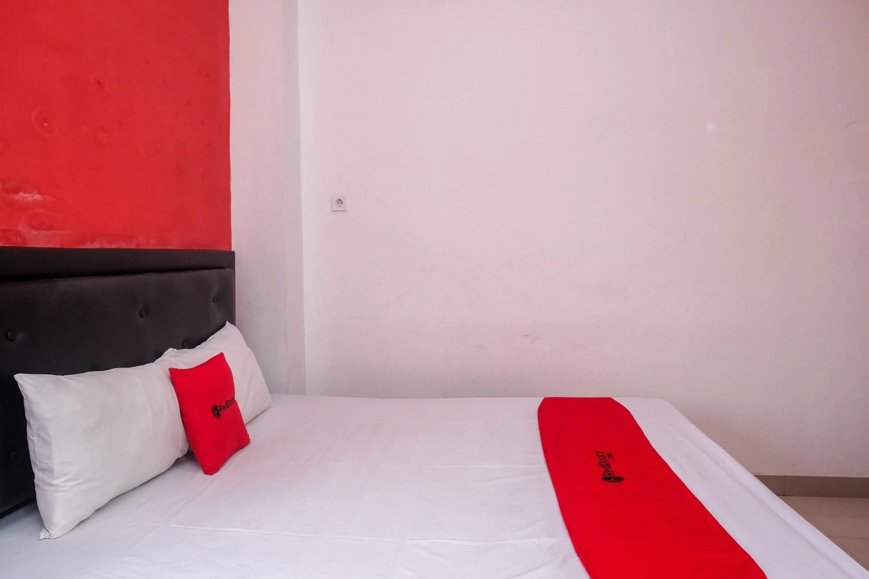 Bedroom, Bed in RedDoorz near Pakuwon Mall Solo Baru
