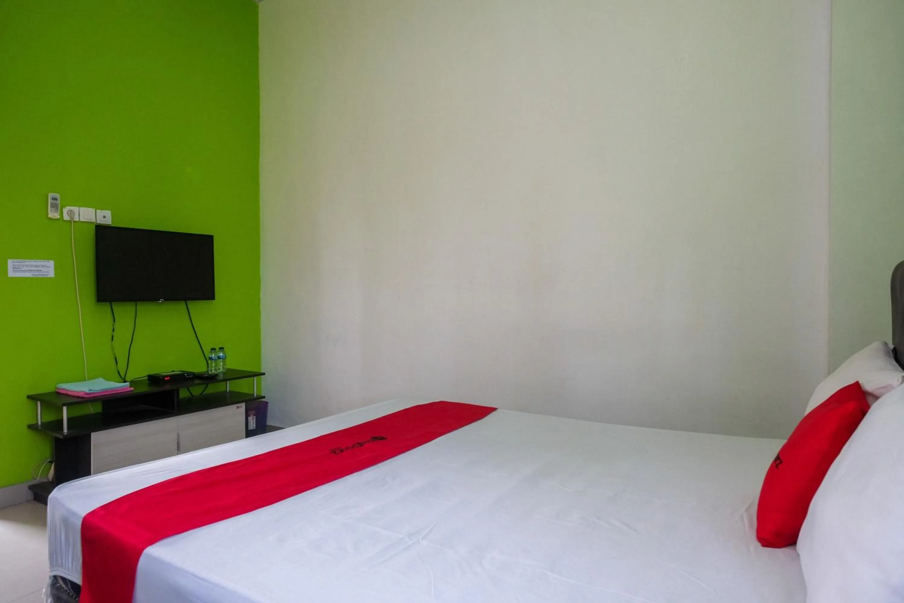 Bedroom, Bed in RedDoorz near Pakuwon Mall Solo Baru