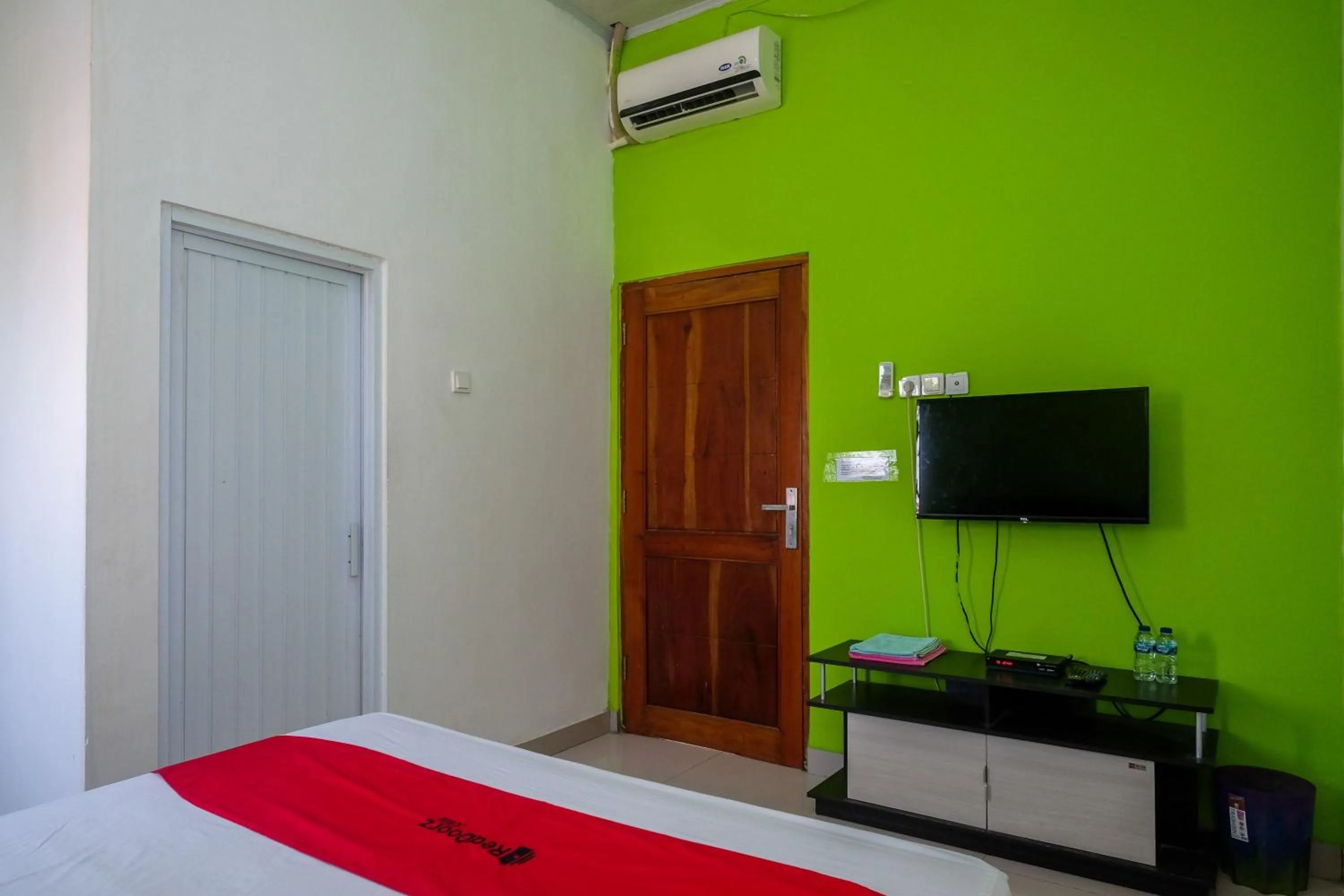 Bedroom, Bed in RedDoorz near Pakuwon Mall Solo Baru