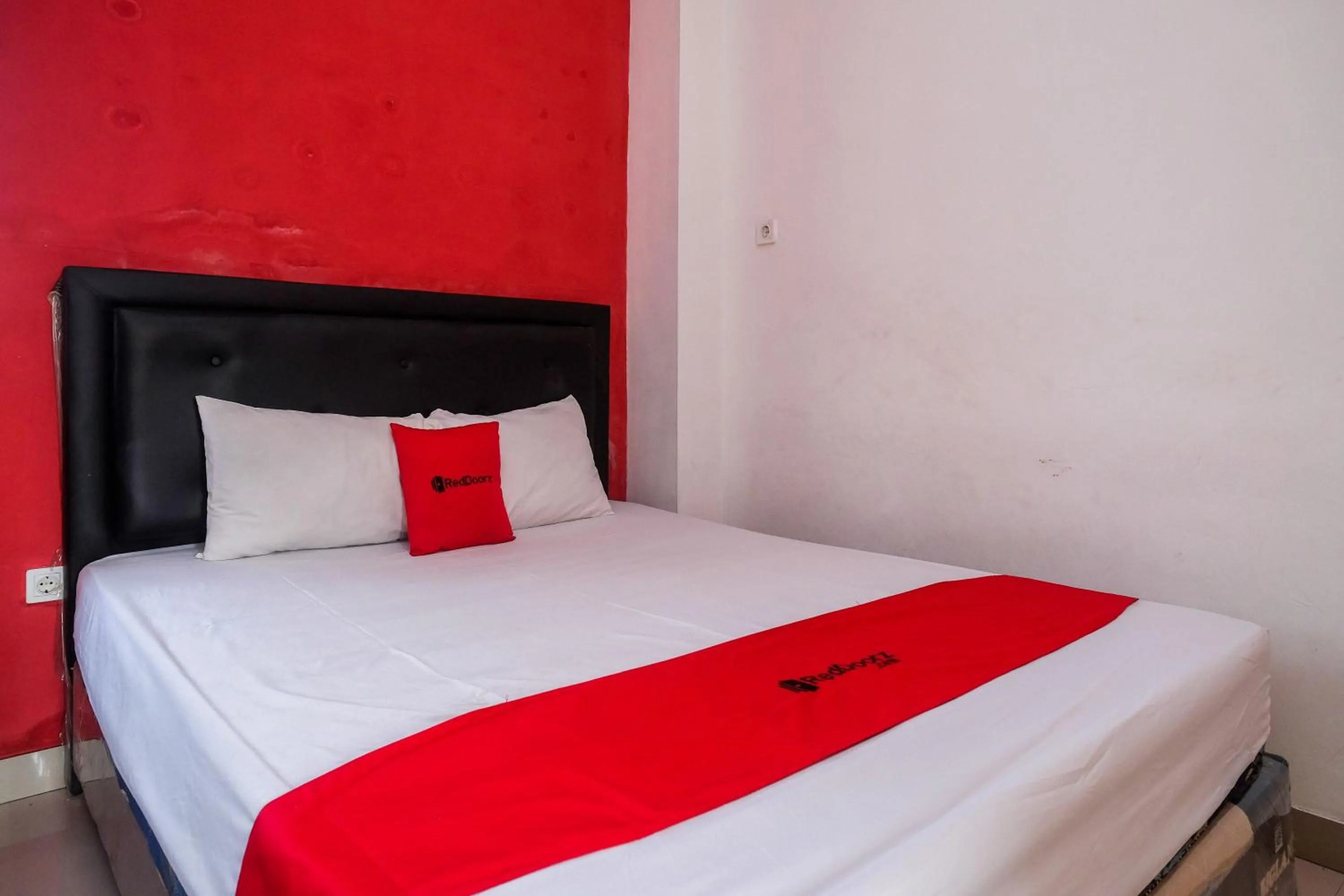 Bedroom, Bed in RedDoorz near Pakuwon Mall Solo Baru