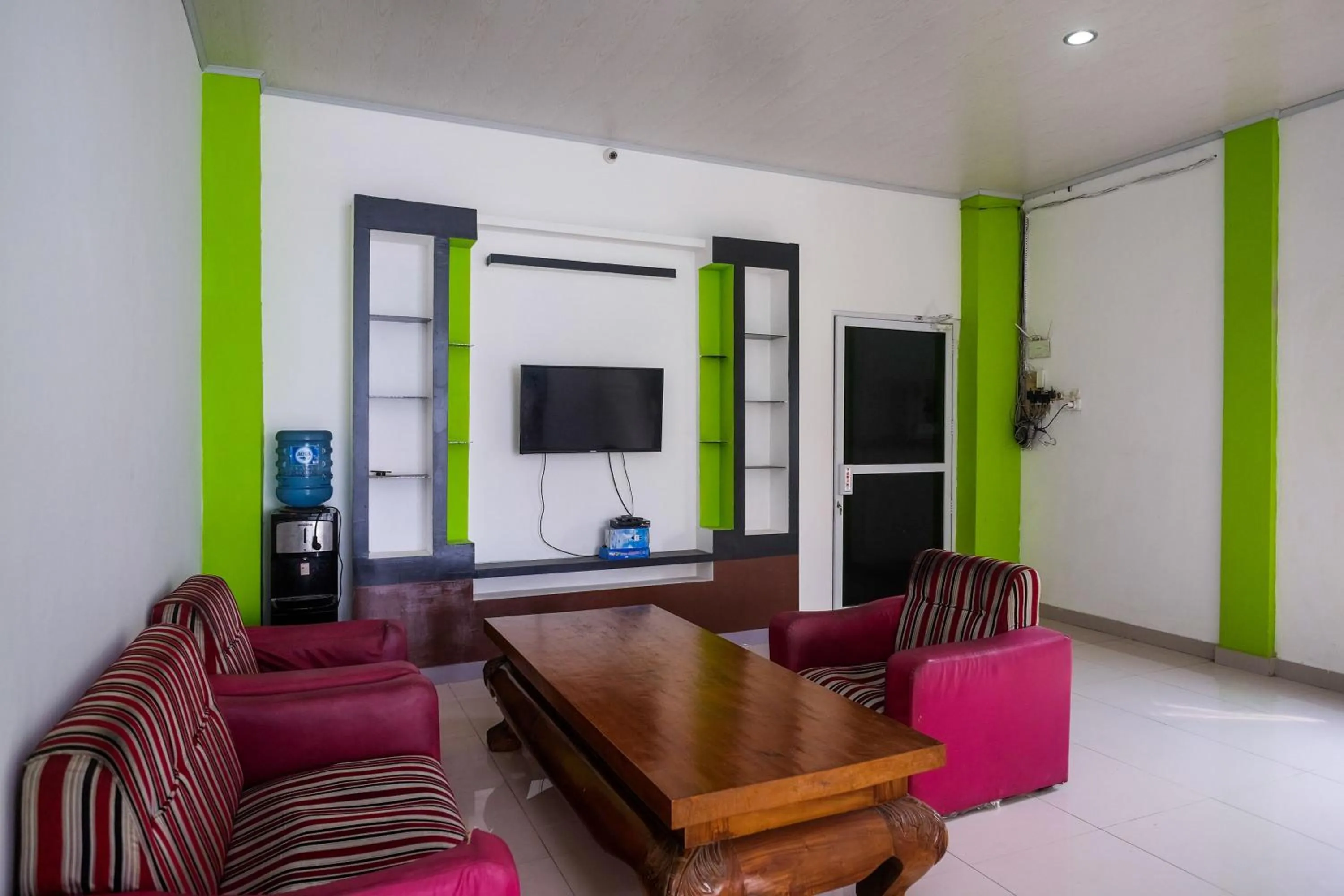 Living room in RedDoorz near Pakuwon Mall Solo Baru