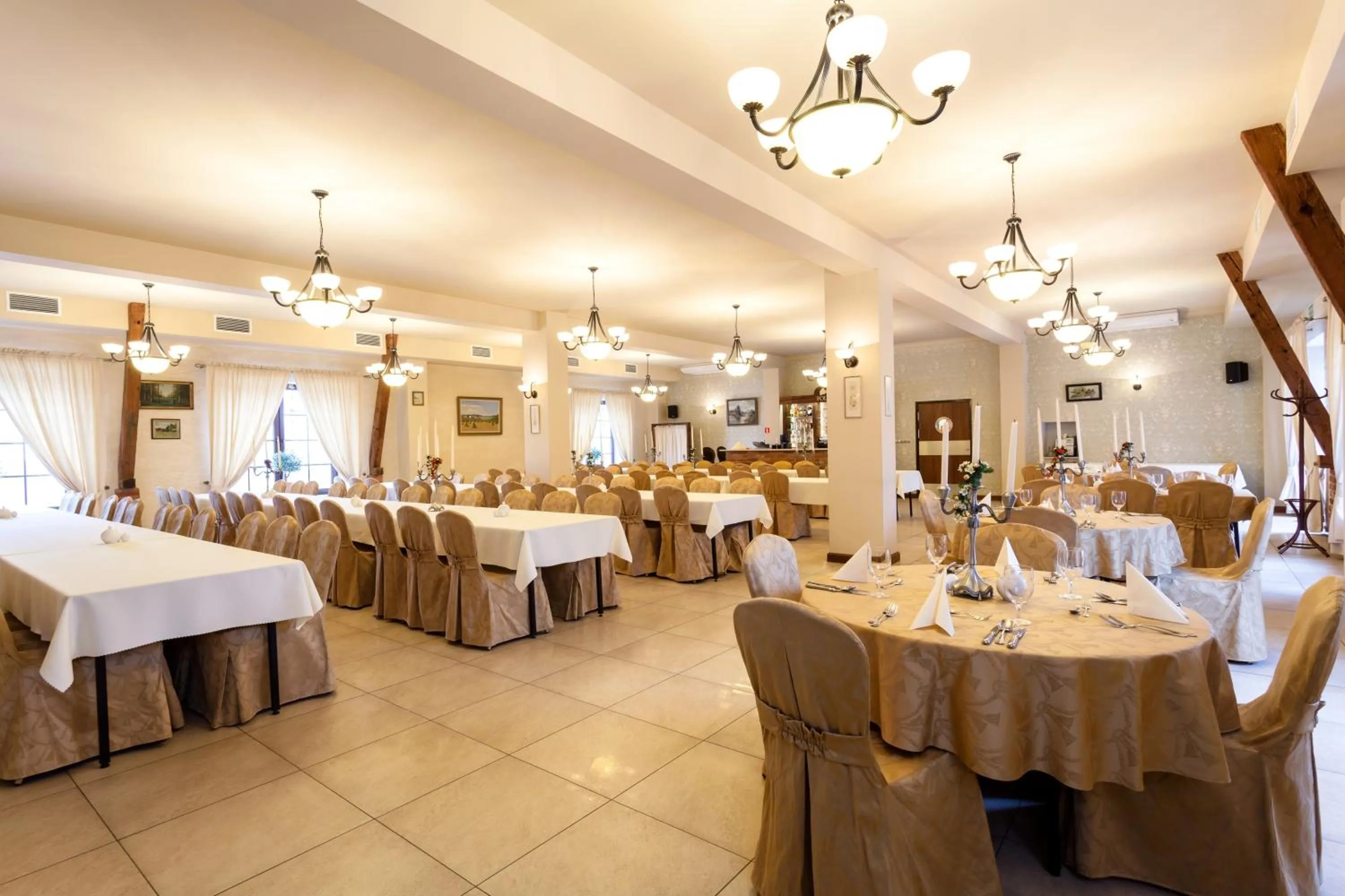 Restaurant/places to eat in Hotel Folwark