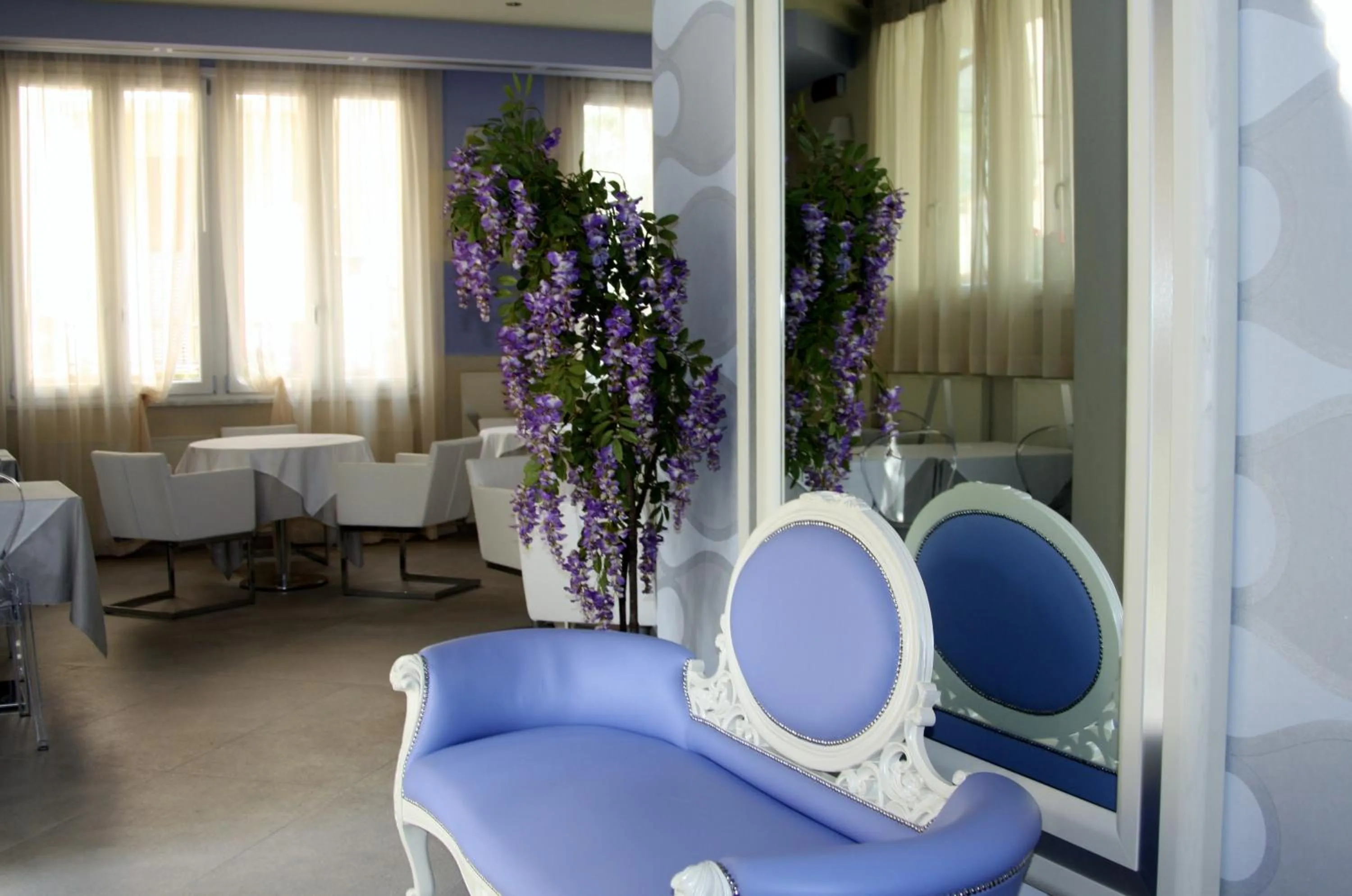 Communal lounge/ TV room in Hotel Souvenir