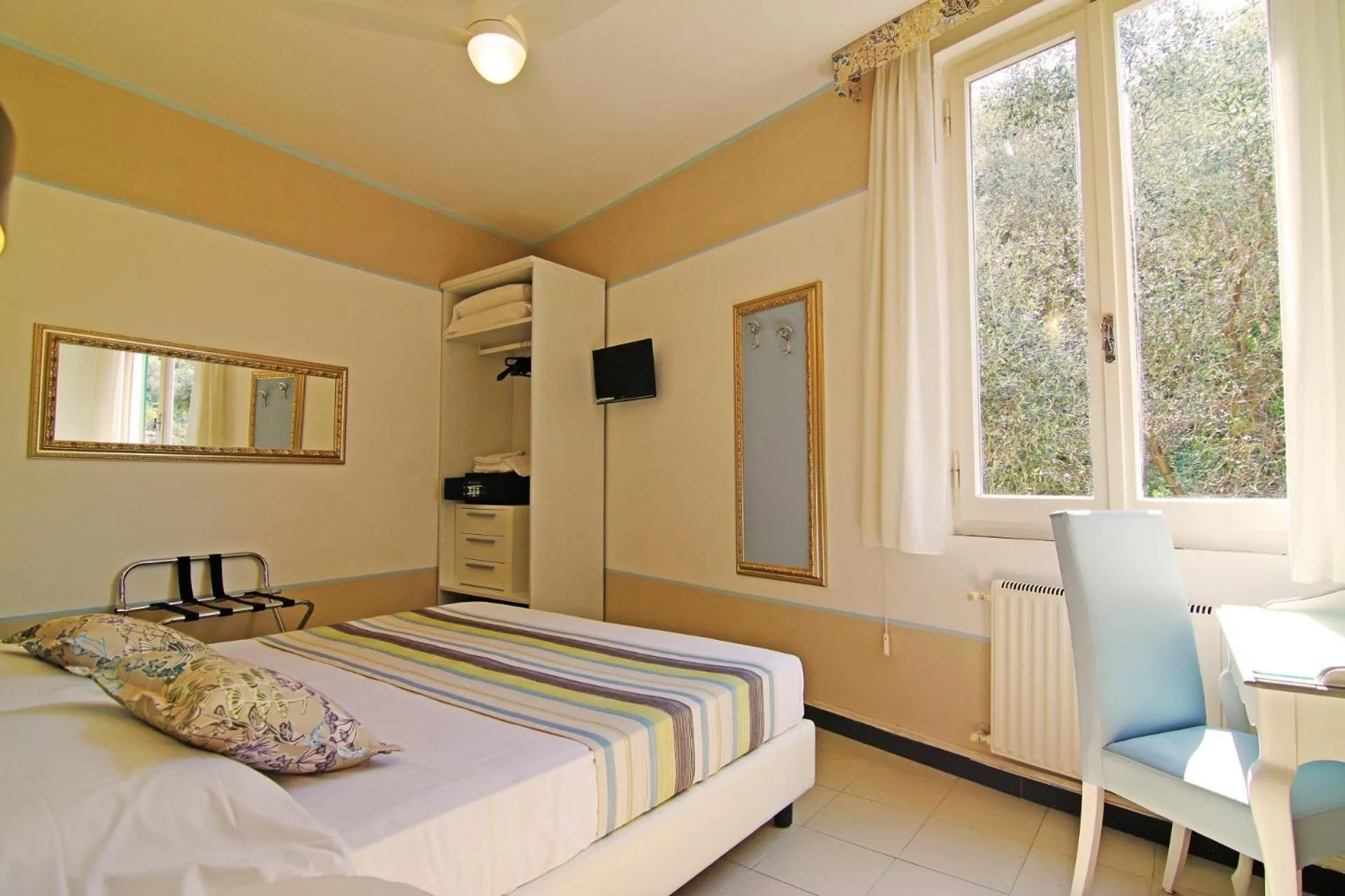 Photo of the whole room, Bed in Hotel Souvenir