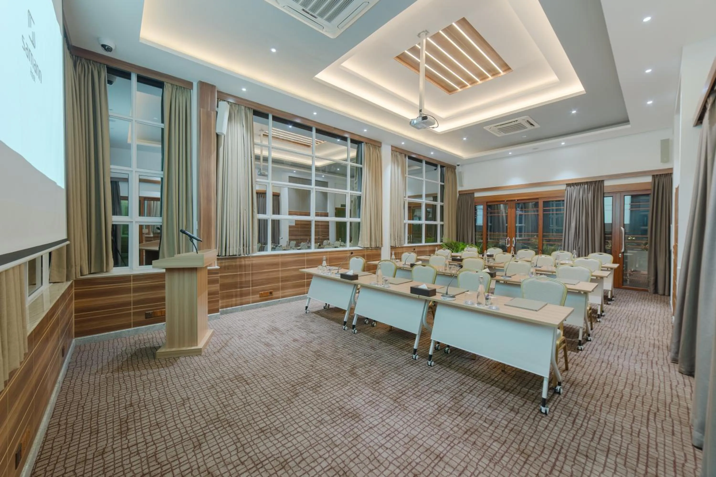 Business facilities in Samann Host