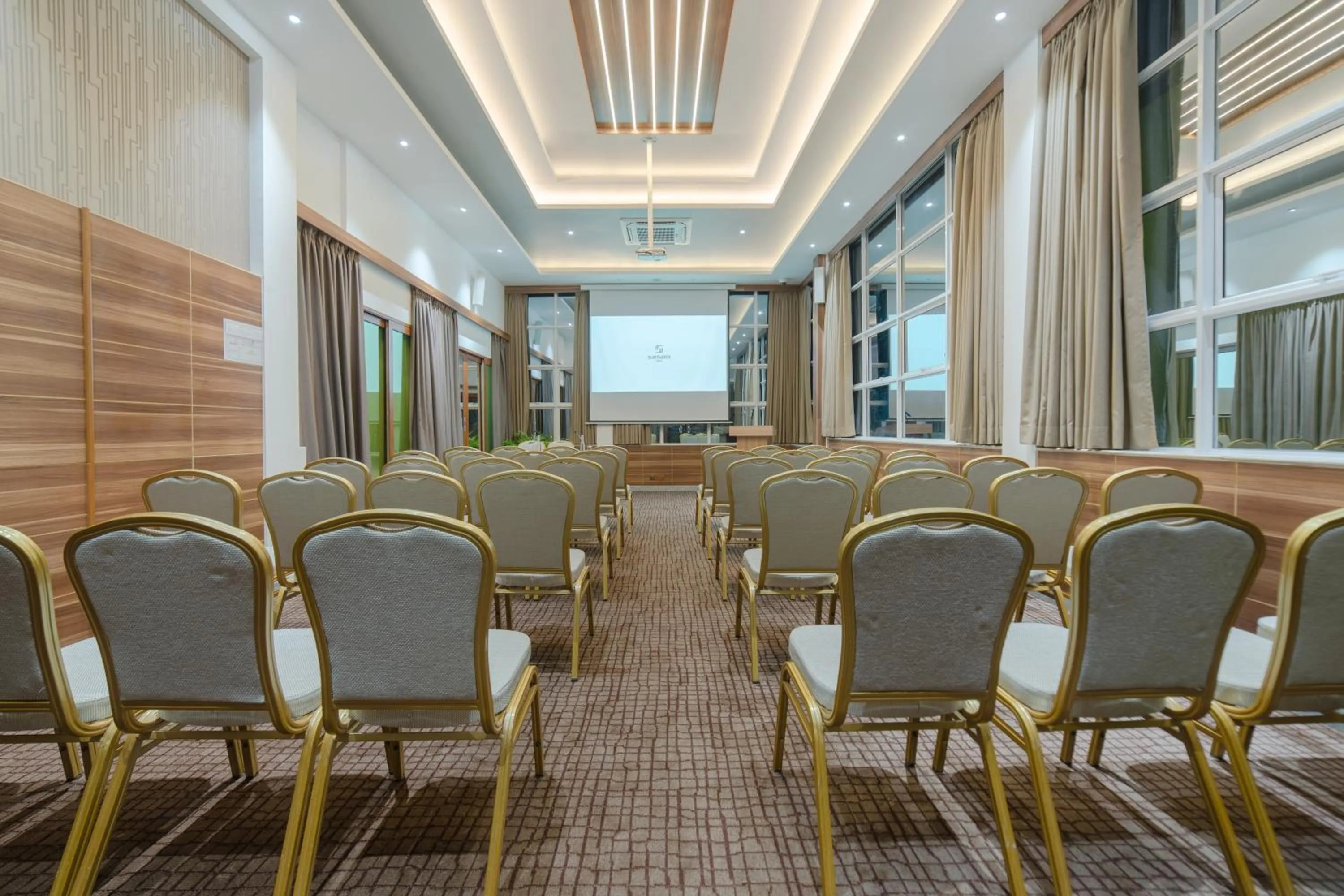 Business facilities in Samann Host