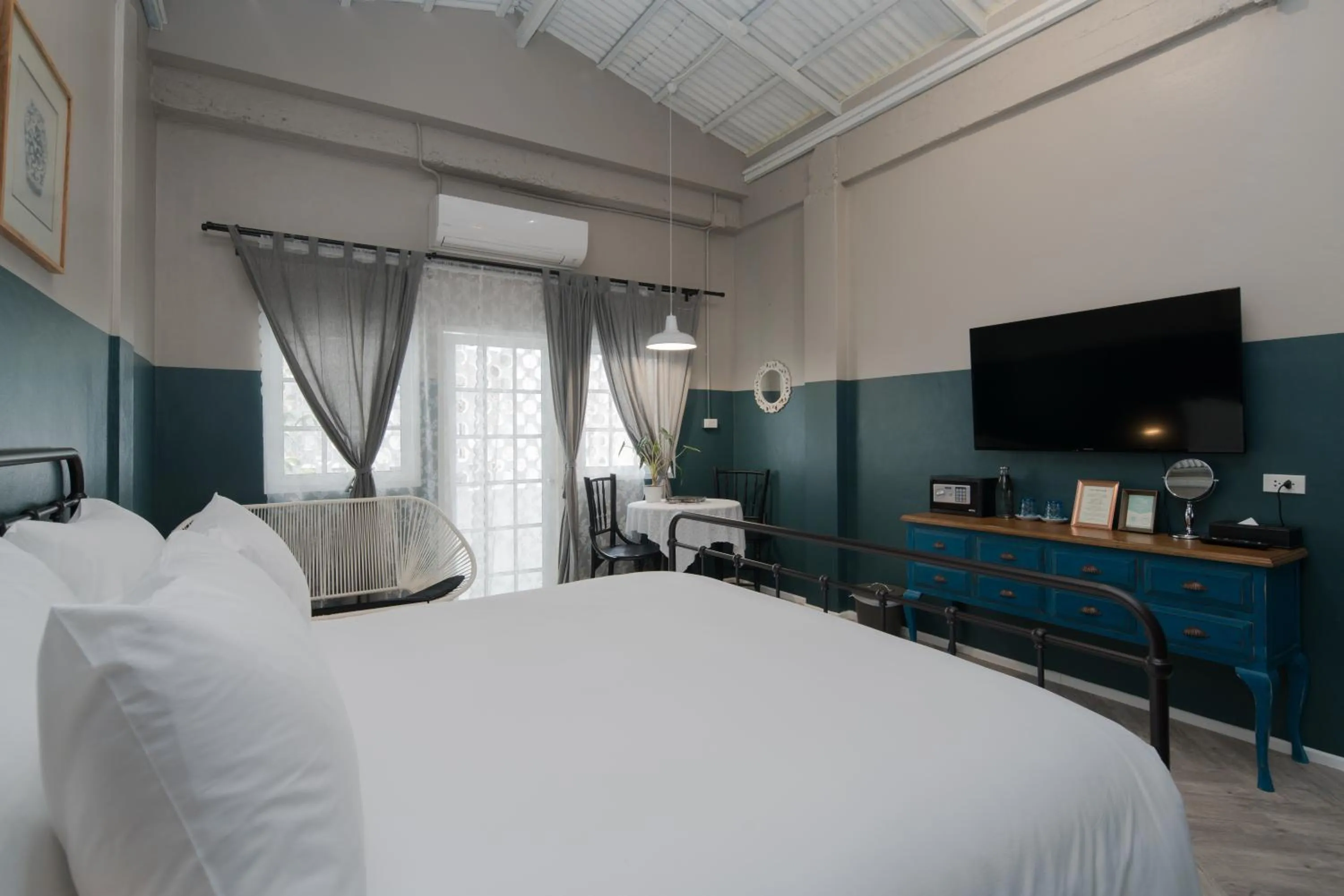 Photo of the whole room, Bed in Blu Monkey Boutique Phuket Town