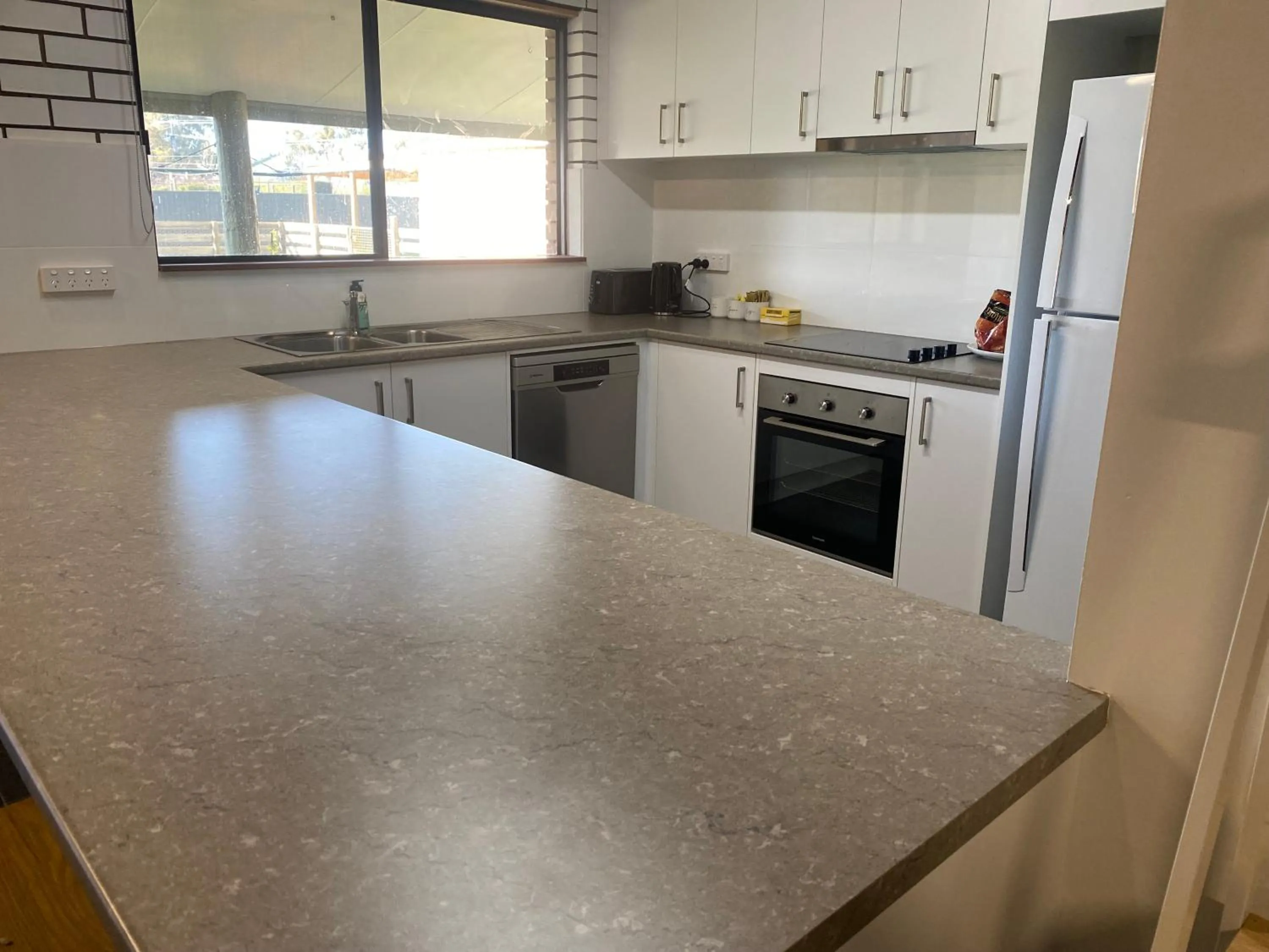 Kitchen or kitchenette in Tatura Country Motel