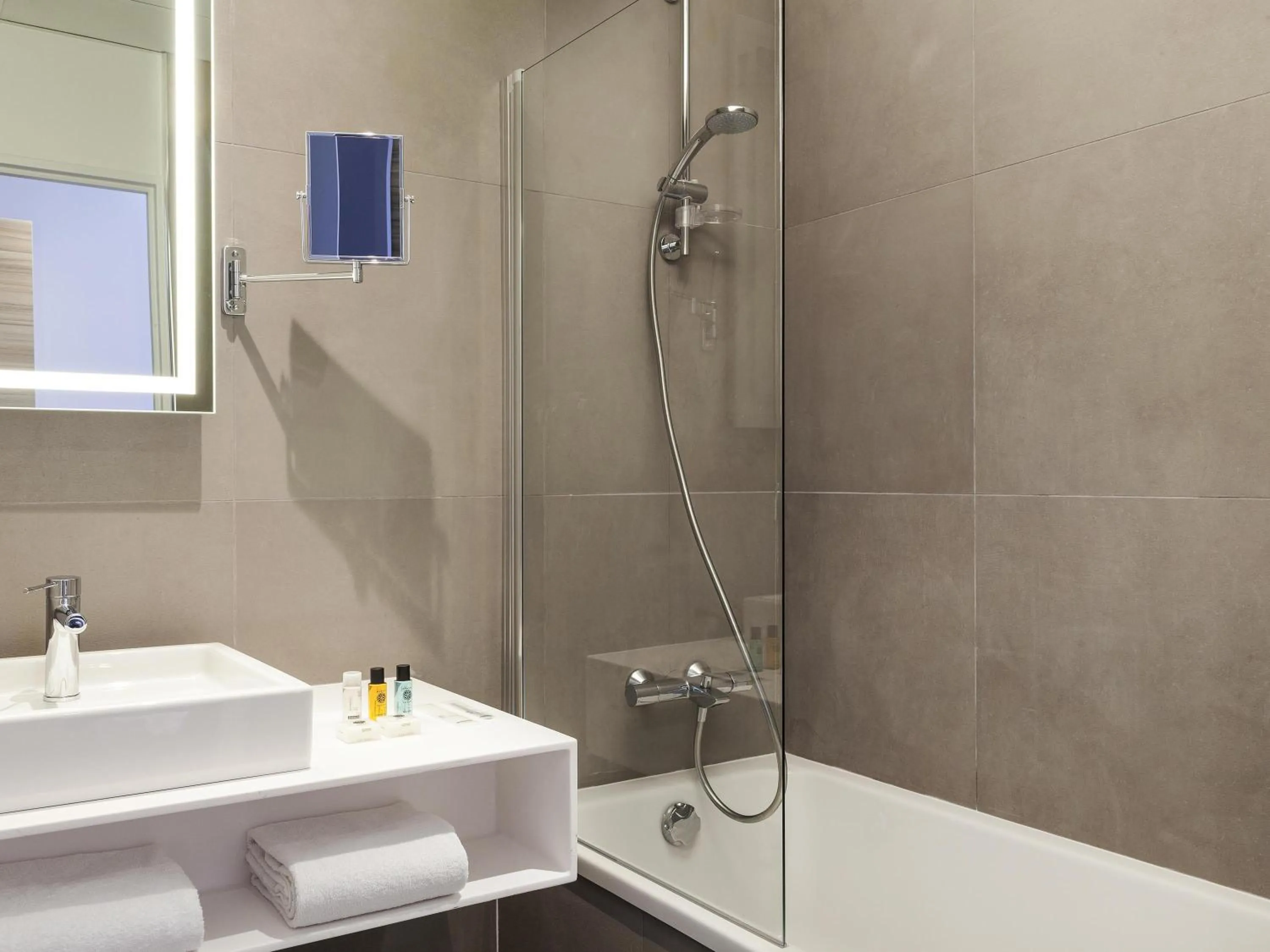 Bedroom in Novotel Tours Centre Gare