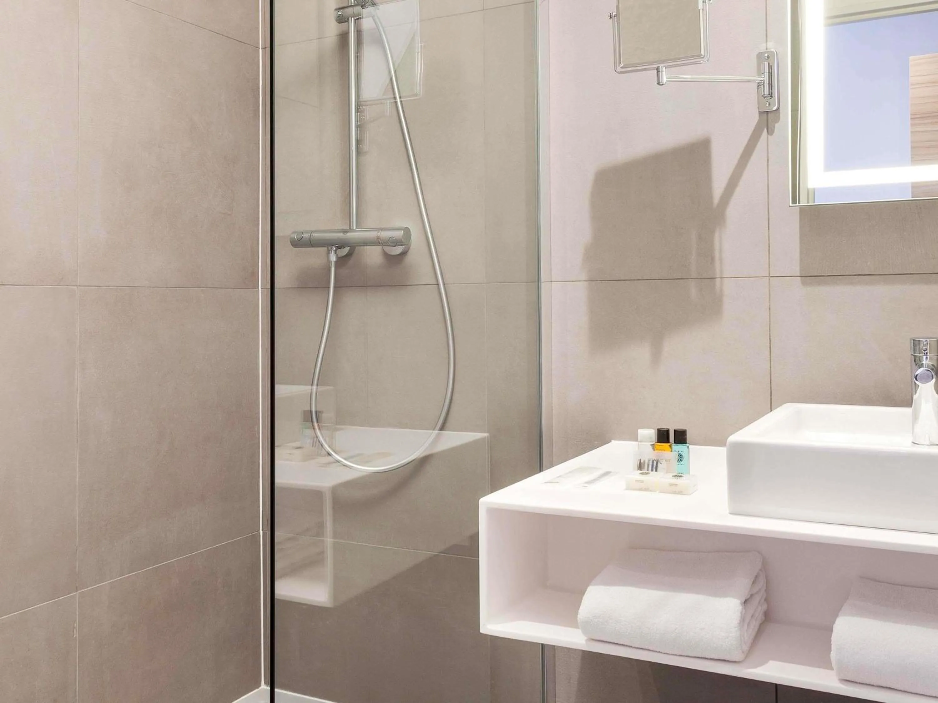 Bedroom in Novotel Tours Centre Gare