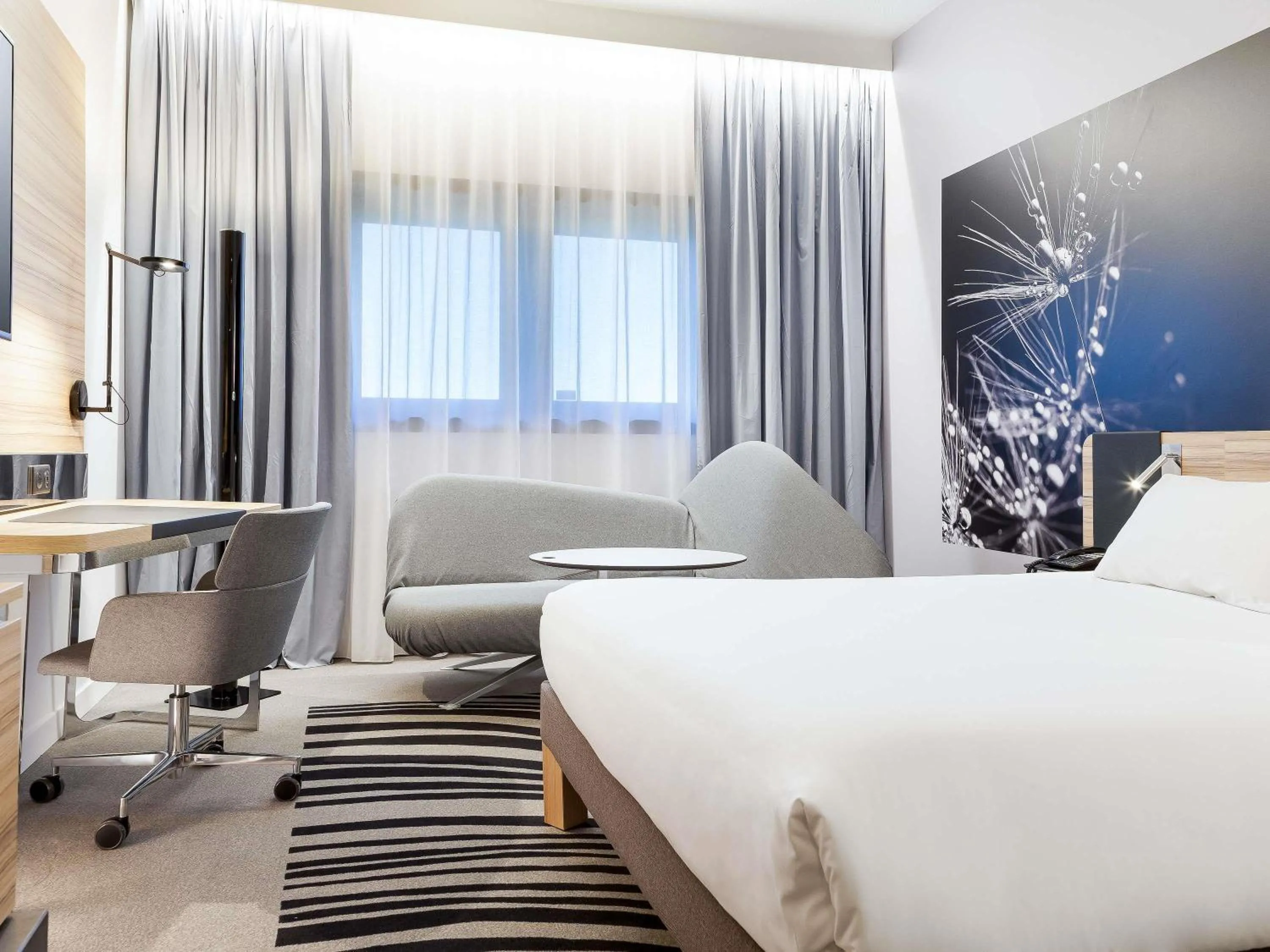 Bedroom, Bed in Novotel Tours Centre Gare