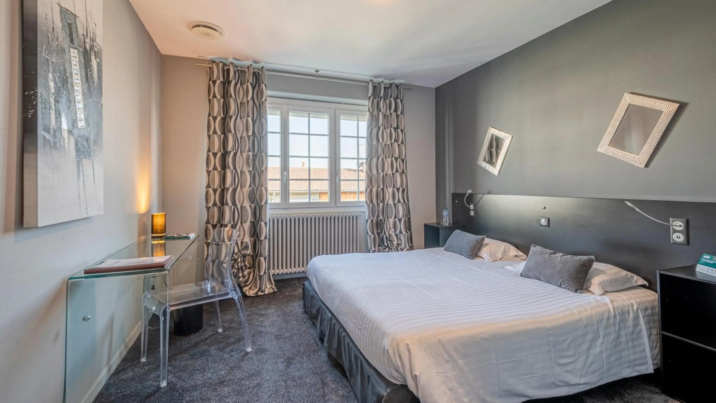 Bed in Logis La Thomasse