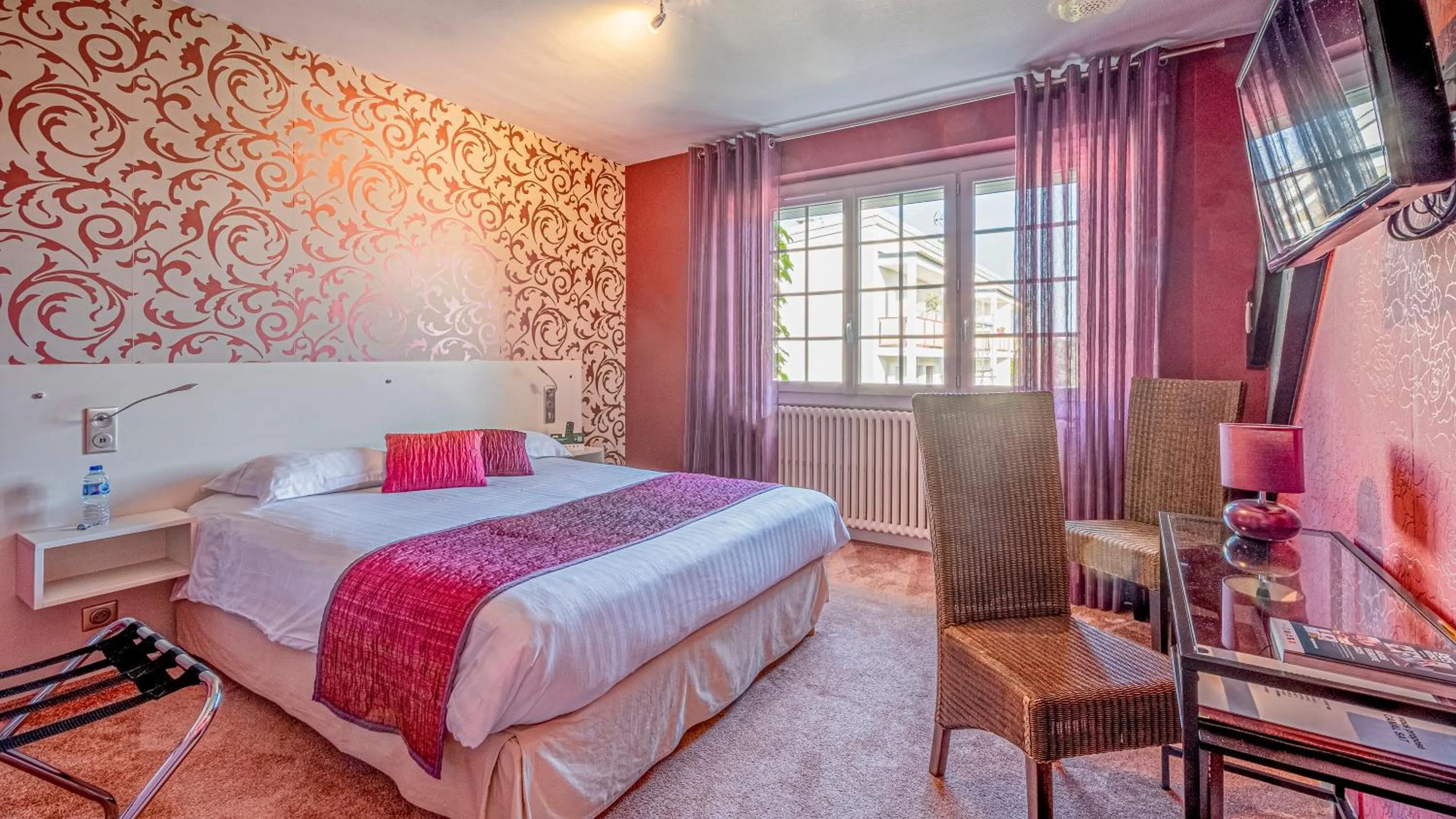 Bed in Logis La Thomasse