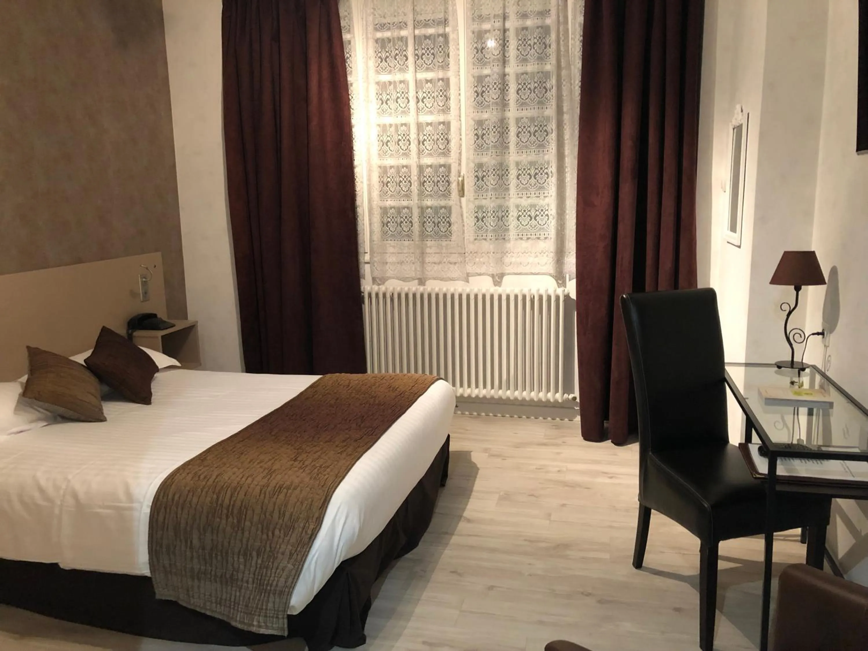 Photo of the whole room, Bed in Logis La Thomasse