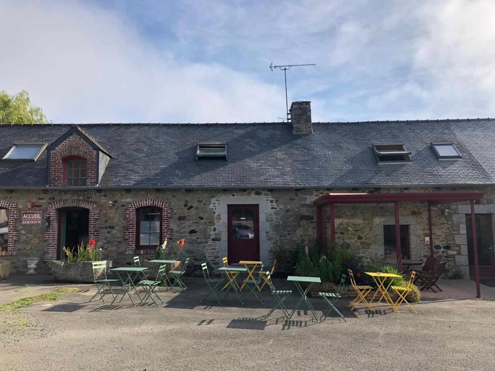 Restaurant/places to eat in Hôtel Les Voisins Beaucemaine