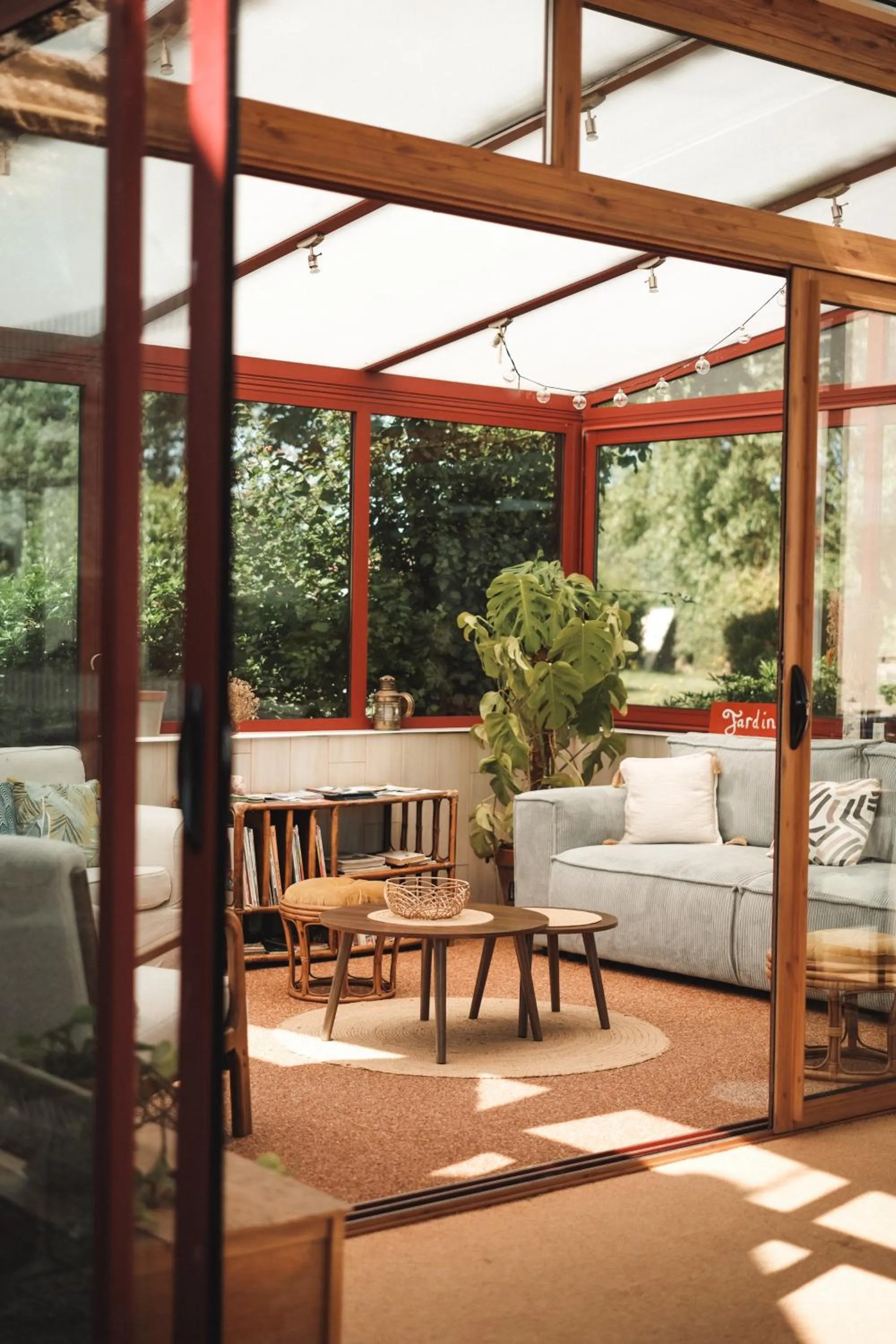 Patio in Hôtel Les Voisins Beaucemaine