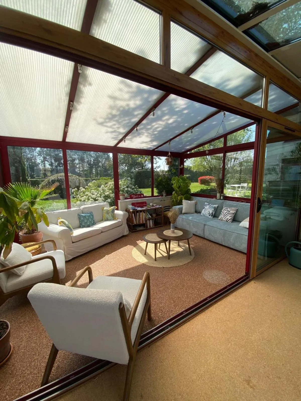 Garden in Hôtel Les Voisins Beaucemaine