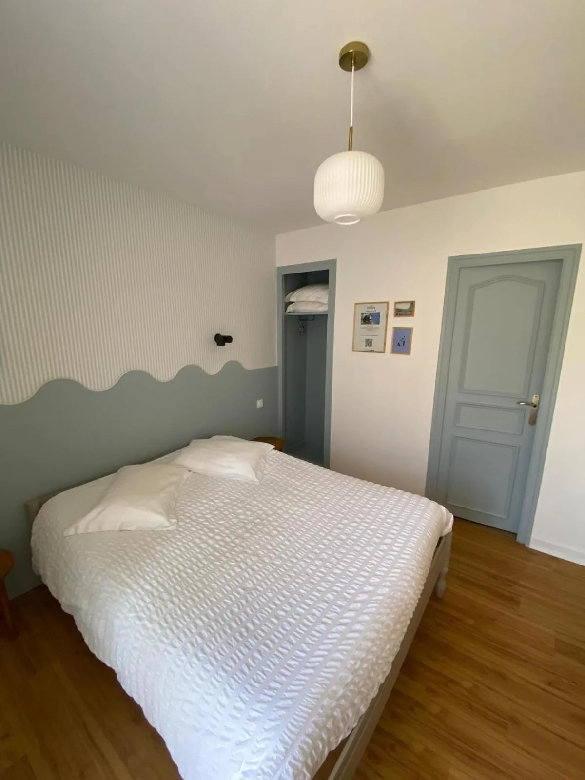 Bedroom, Bed in Hôtel Les Voisins Beaucemaine