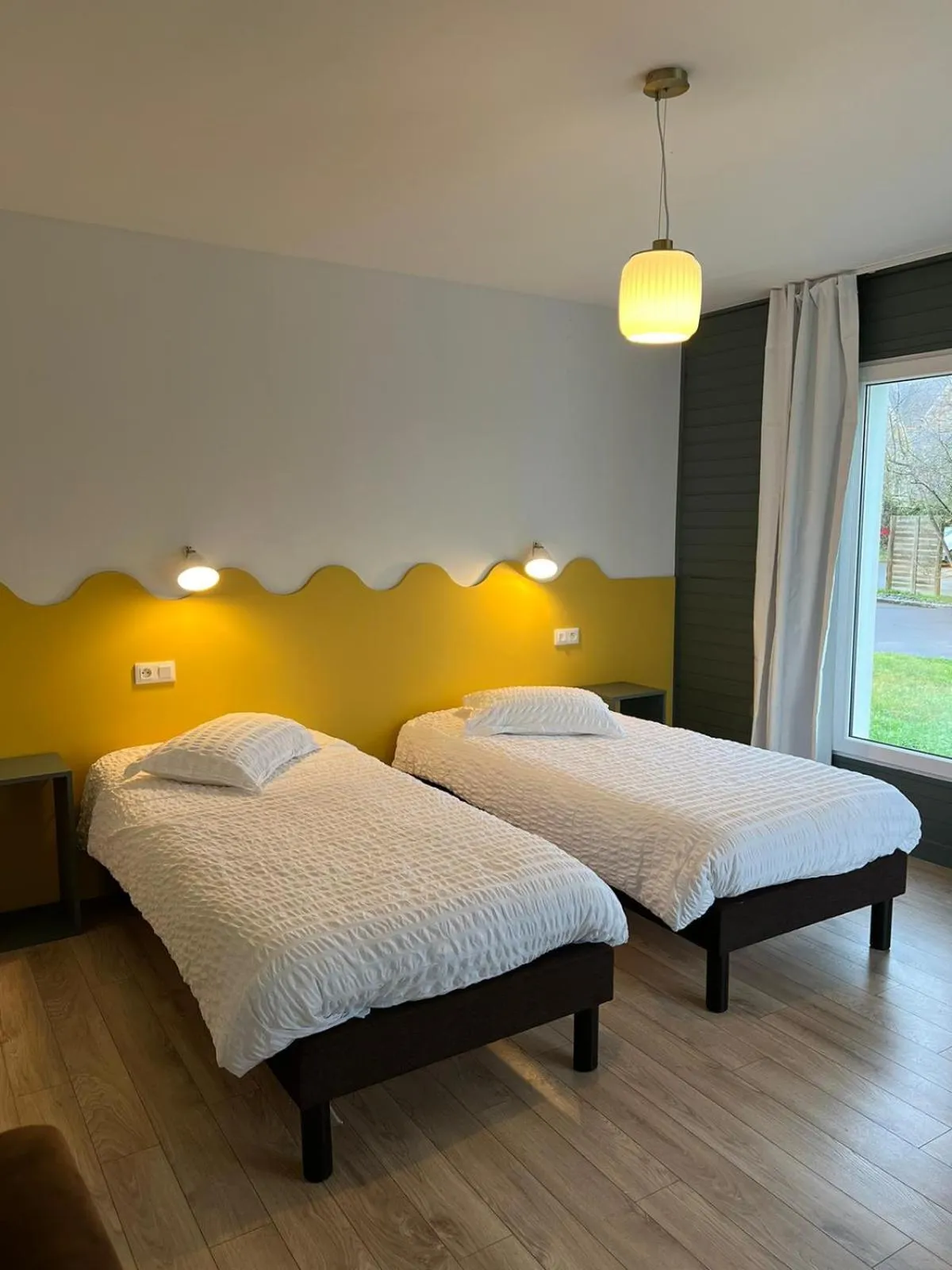 Bed in Hôtel Les Voisins Beaucemaine