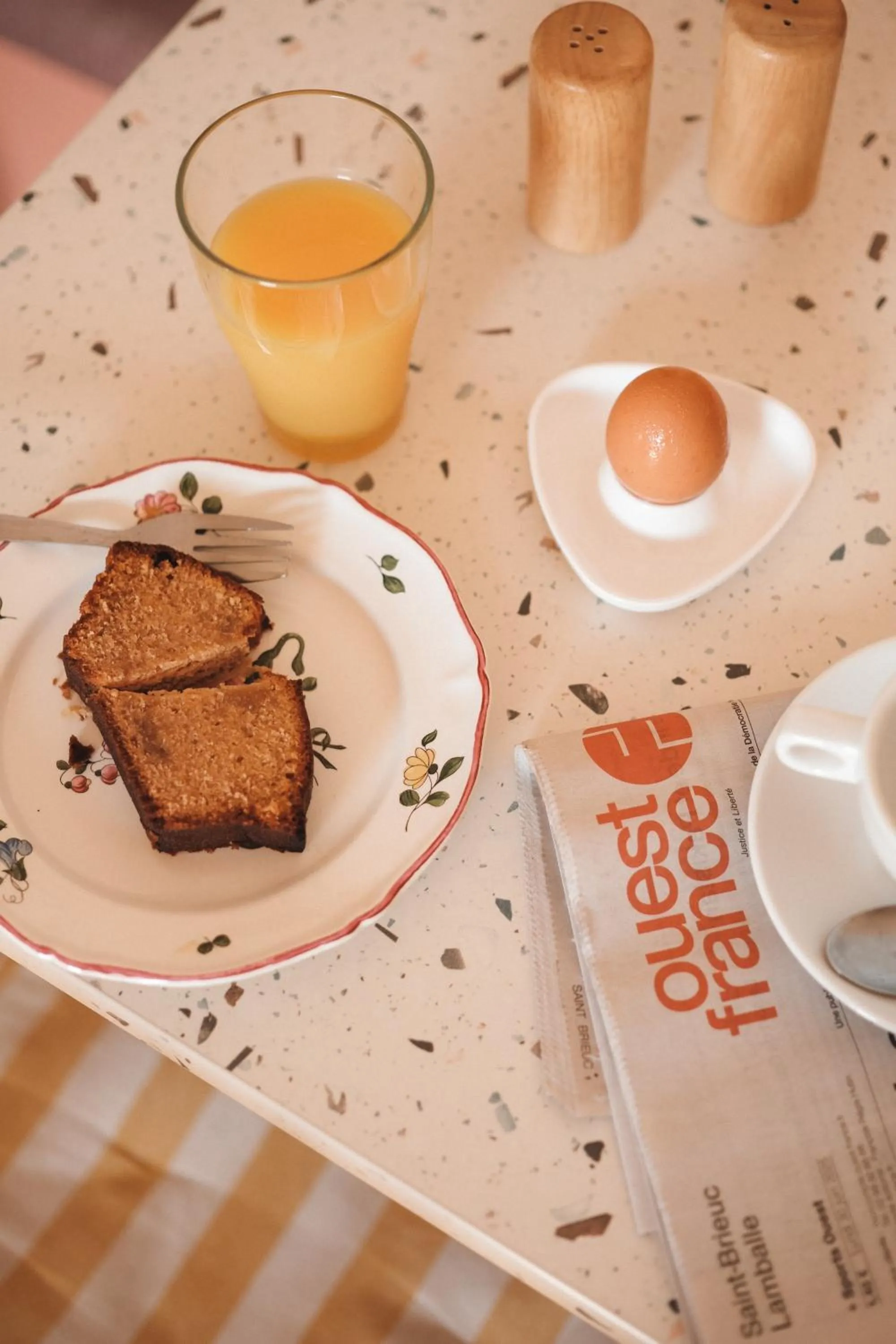 Food and drinks in Hôtel Les Voisins Beaucemaine