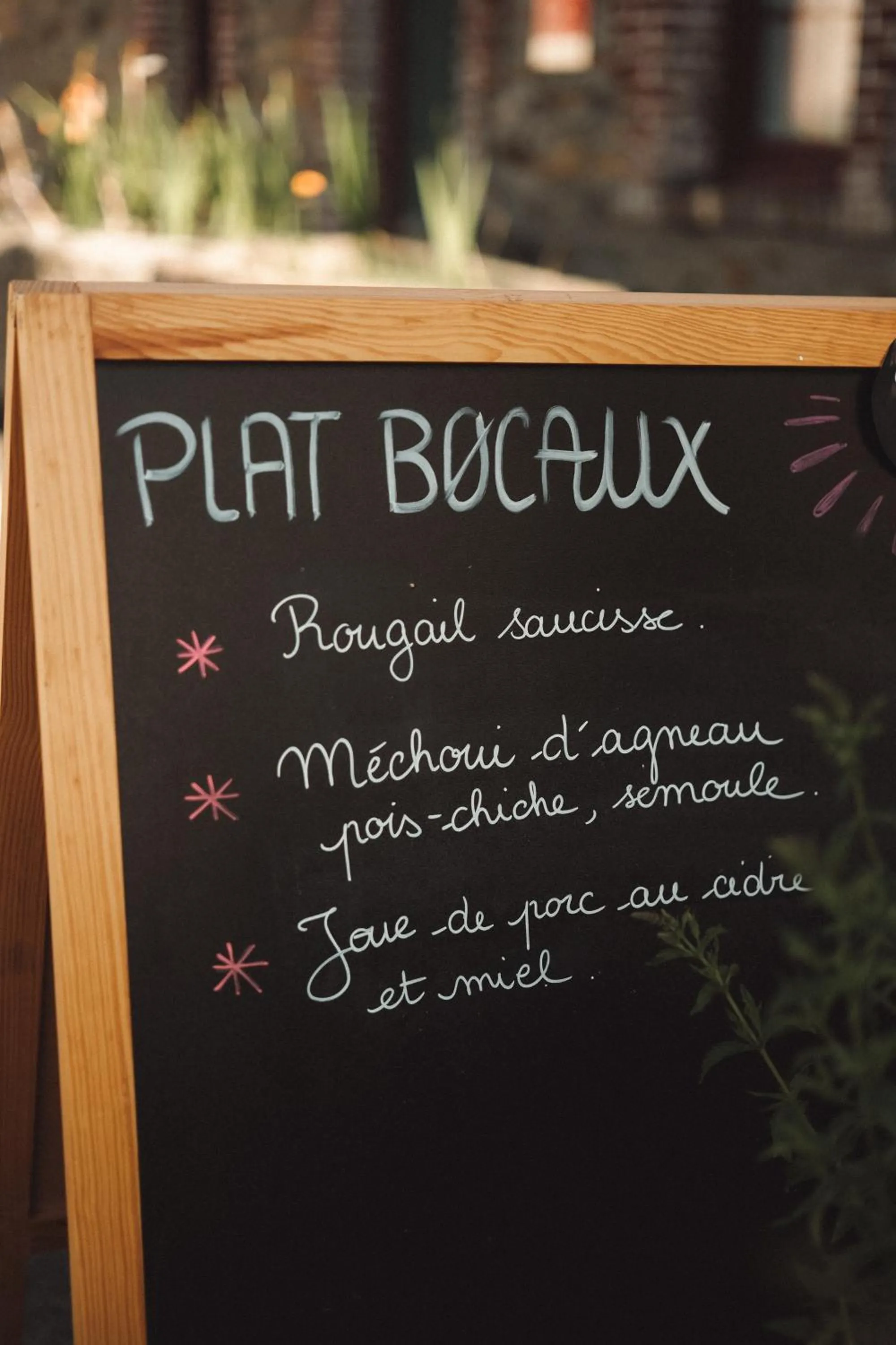 Property logo or sign in Hôtel Les Voisins Beaucemaine