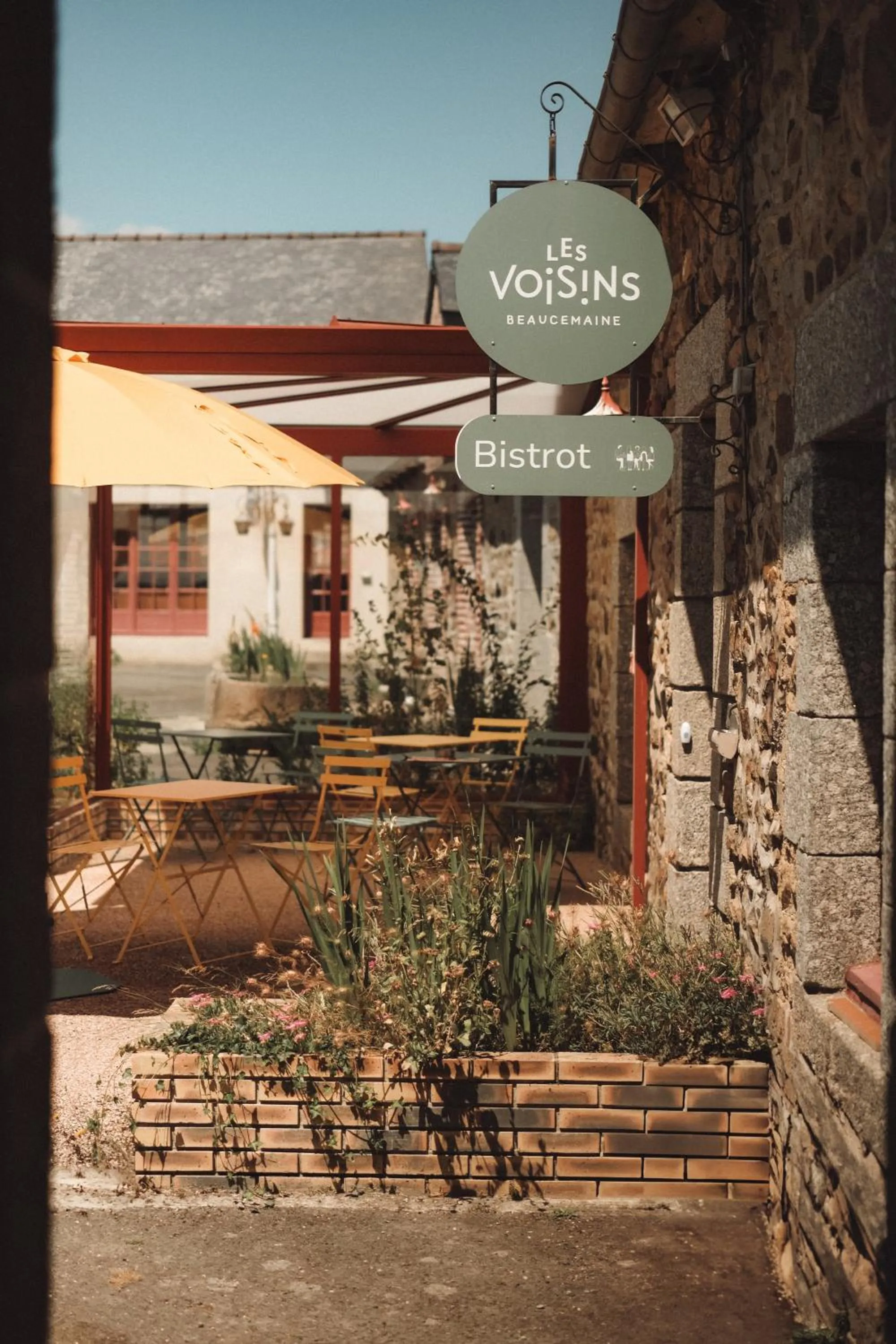 Balcony/Terrace in Hôtel Les Voisins Beaucemaine