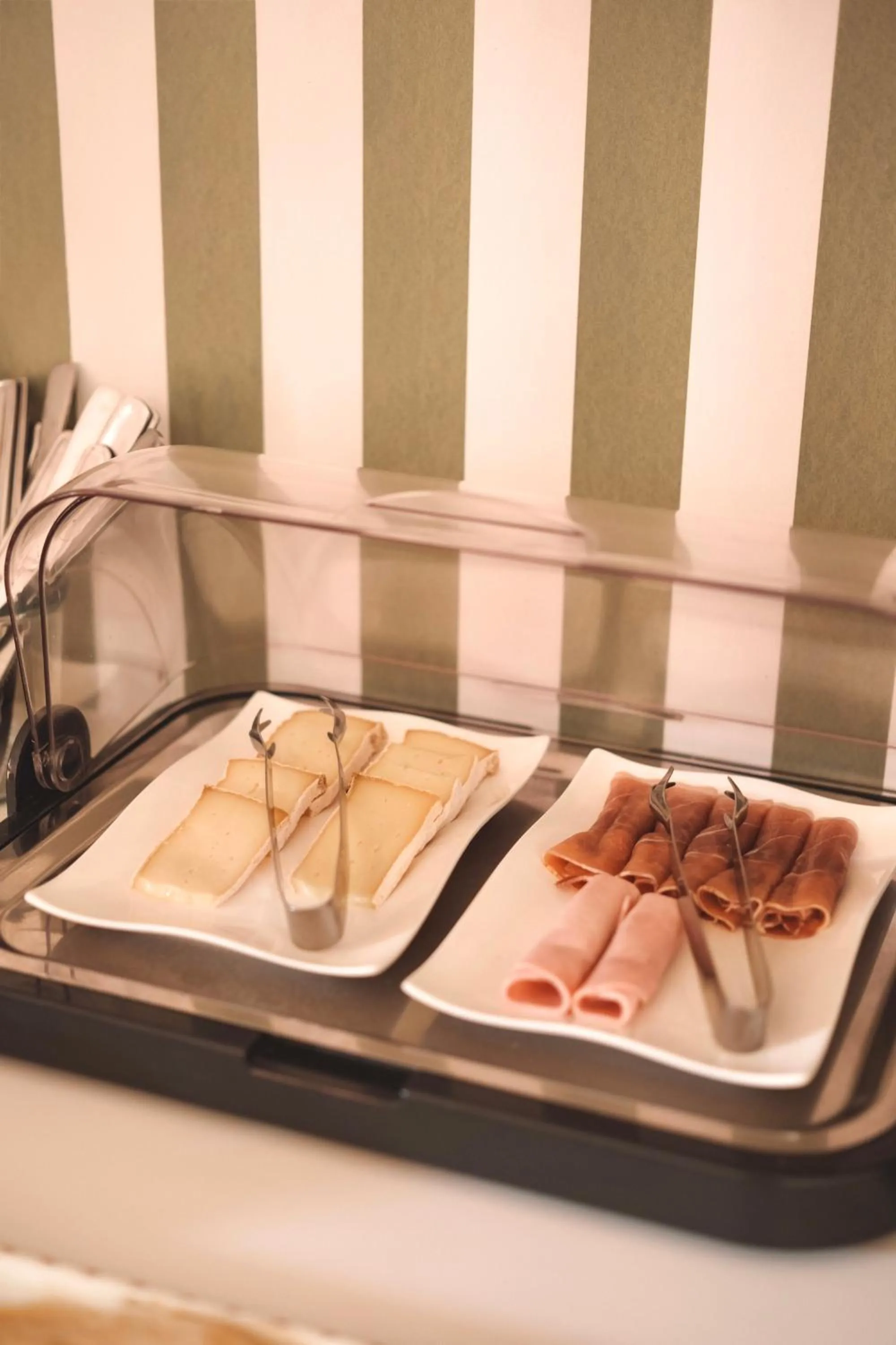 Food in Hôtel Les Voisins Beaucemaine