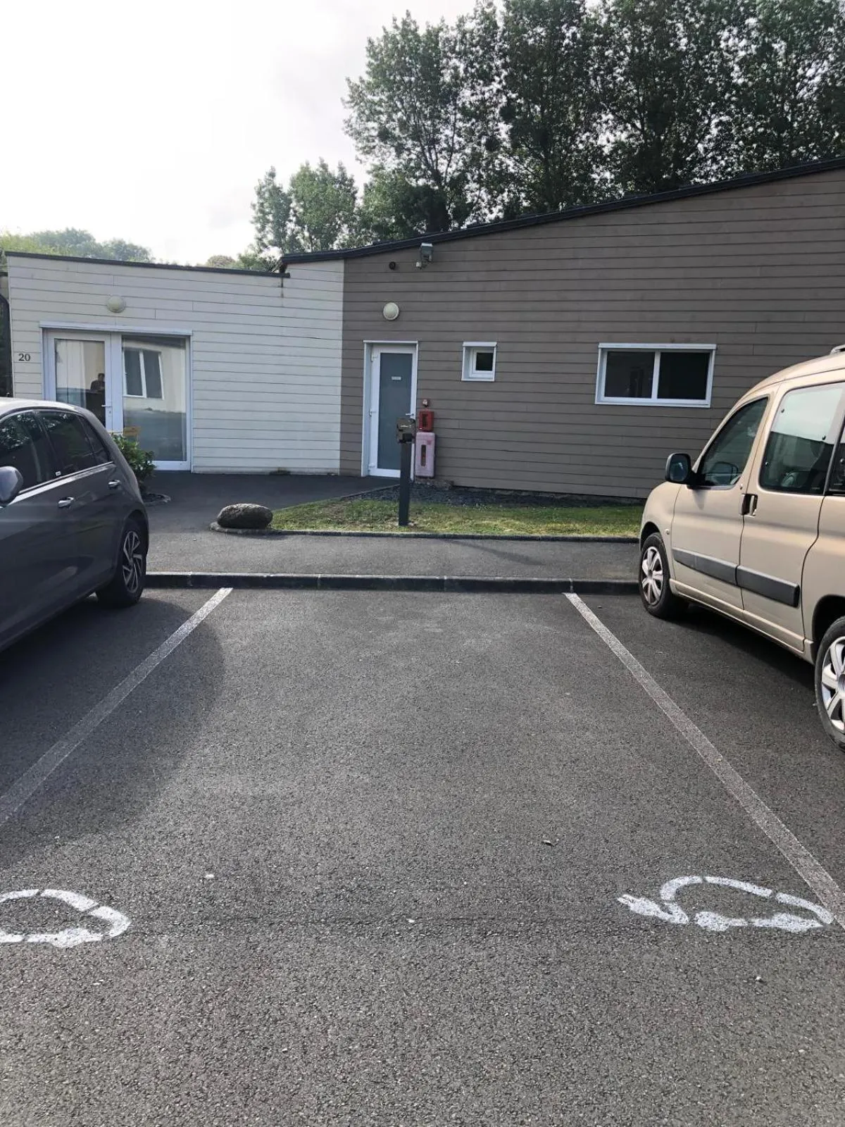 Parking in Hôtel Les Voisins Beaucemaine