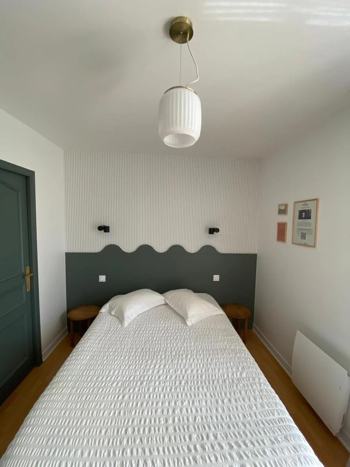 Bedroom, Bed in Hôtel Les Voisins Beaucemaine