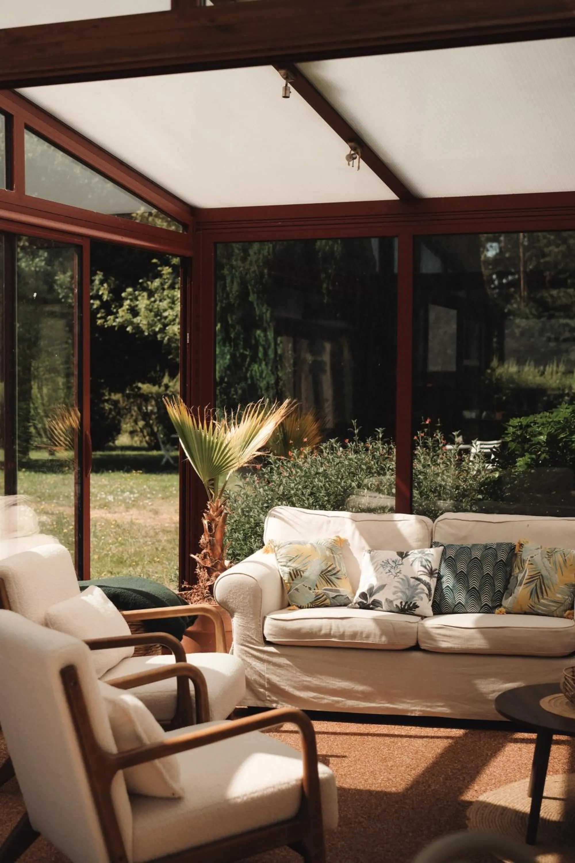 Patio in Hôtel Les Voisins Beaucemaine