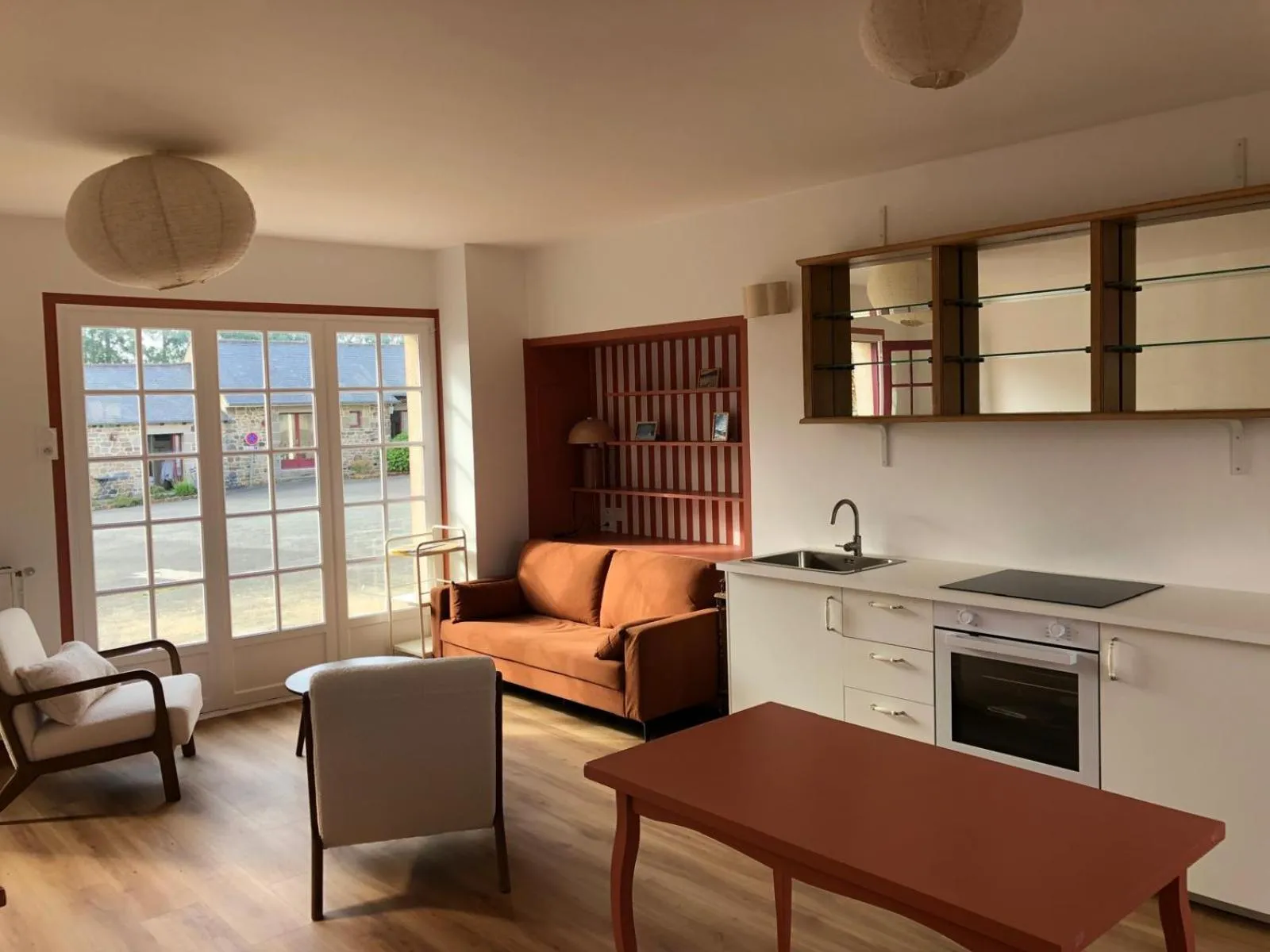 Communal lounge/ TV room in Hôtel Les Voisins Beaucemaine