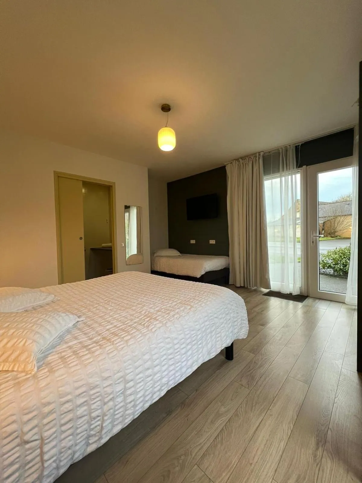 Photo of the whole room, Bed in Hôtel Les Voisins Beaucemaine