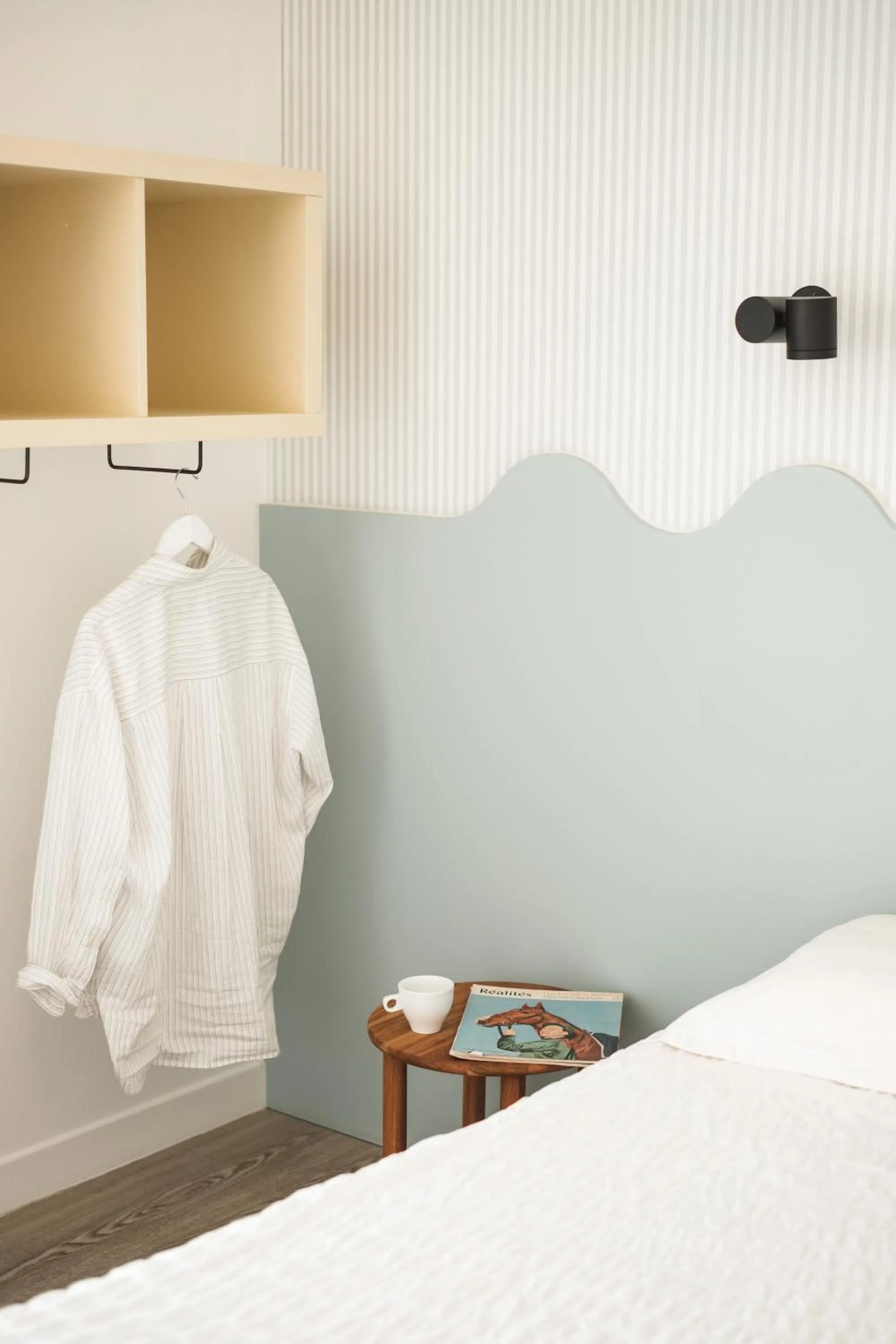 Bed in Hôtel Les Voisins Beaucemaine