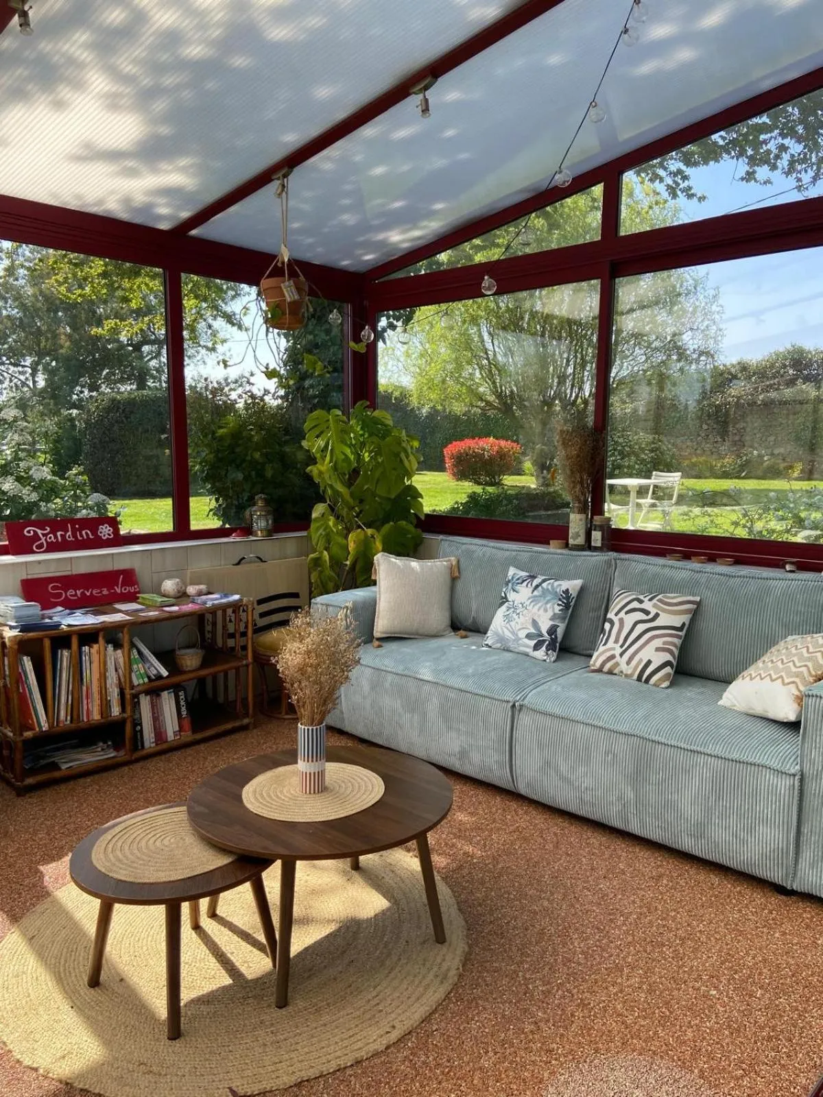 Garden in Hôtel Les Voisins Beaucemaine