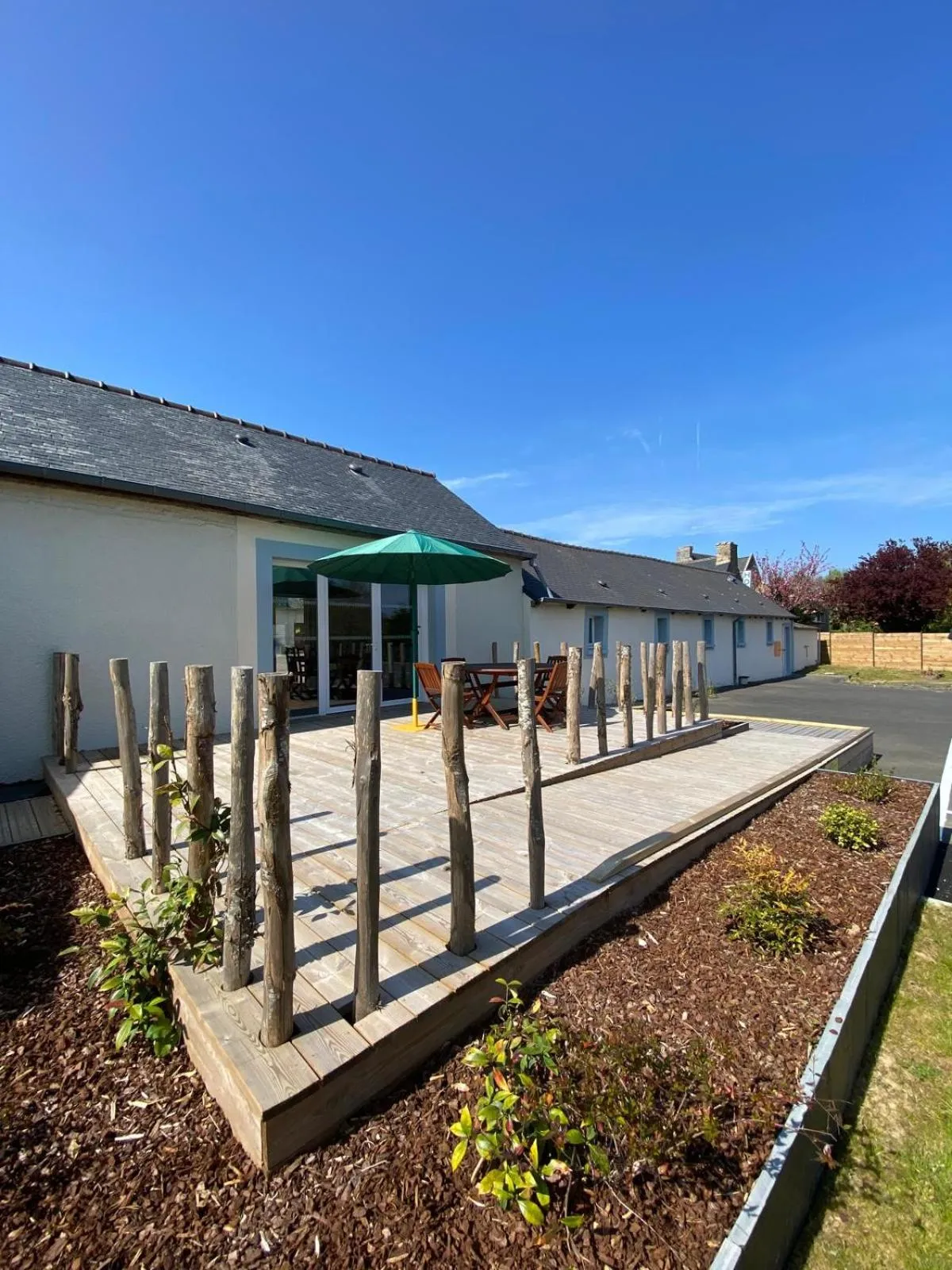 Patio in Hôtel Les Voisins Beaucemaine