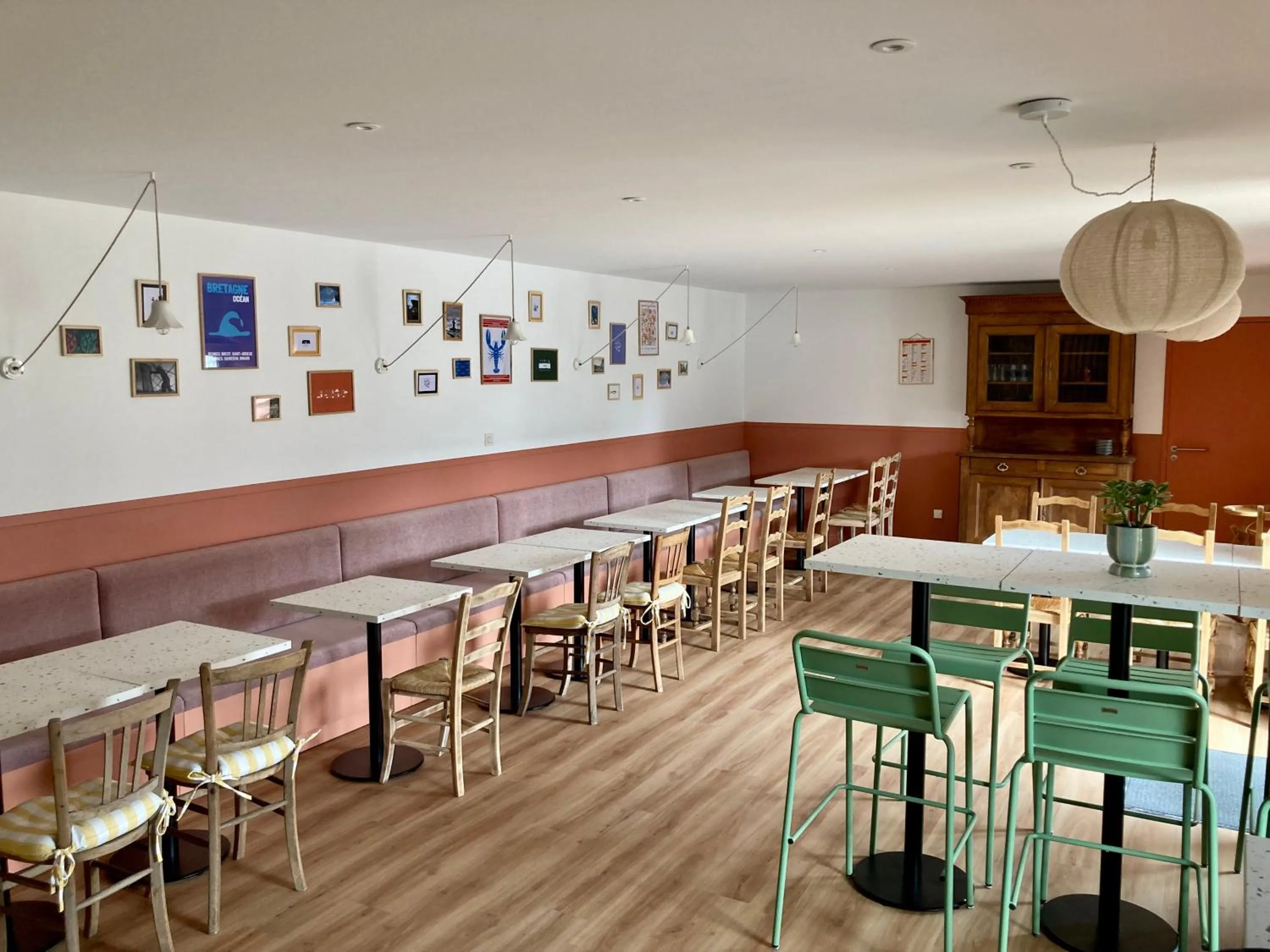 Restaurant/places to eat in Hôtel Les Voisins Beaucemaine